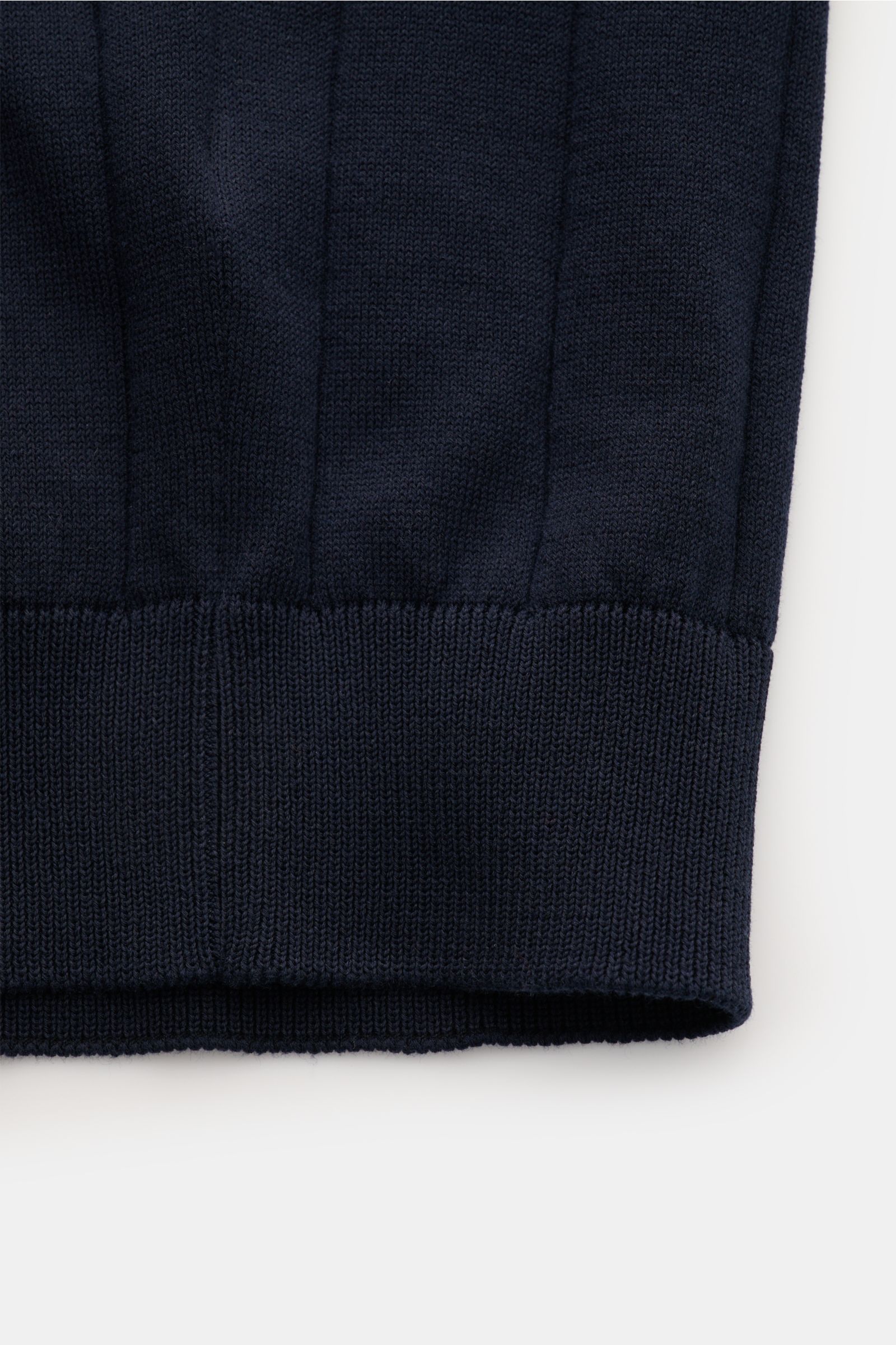 Filippo de Laurentiis Kurzarm-Strickpolo navy aus reiner Baumwolle, feiner Strick, weicher Griff, Slim Fit, Detailaufnahme des unteren Bunds in Nahaufnahme.