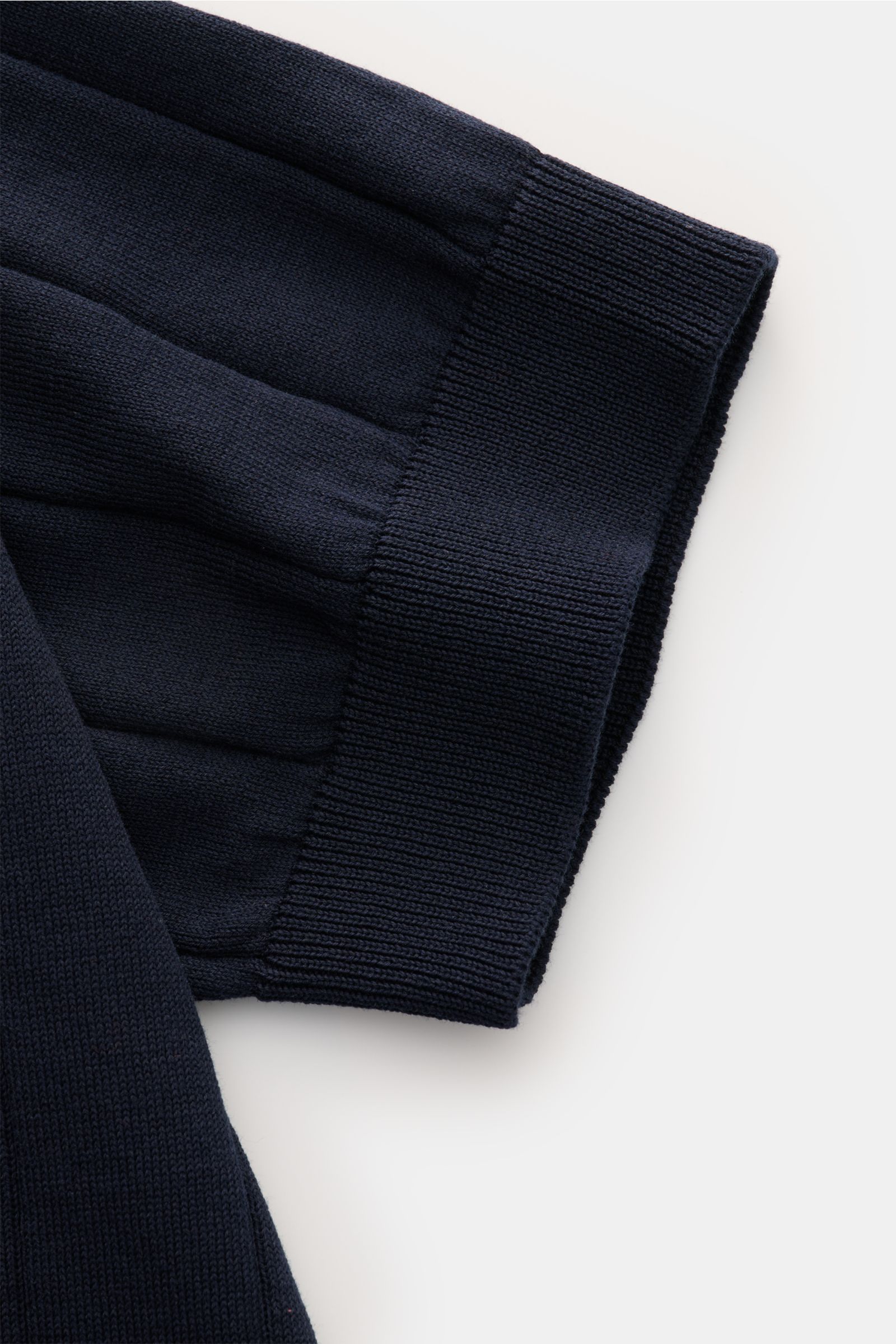Filippo de Laurentiis Kurzarm-Strickpolo navy, Detailaufnahme des weichen, fein gestrickten Ärmels mit Rippbündchen aus reiner Baumwolle, Slim Fit, Polokragen mit Drei-Knopf-Leiste, summer feeling von FILIPPO DE LAURENTIIS.