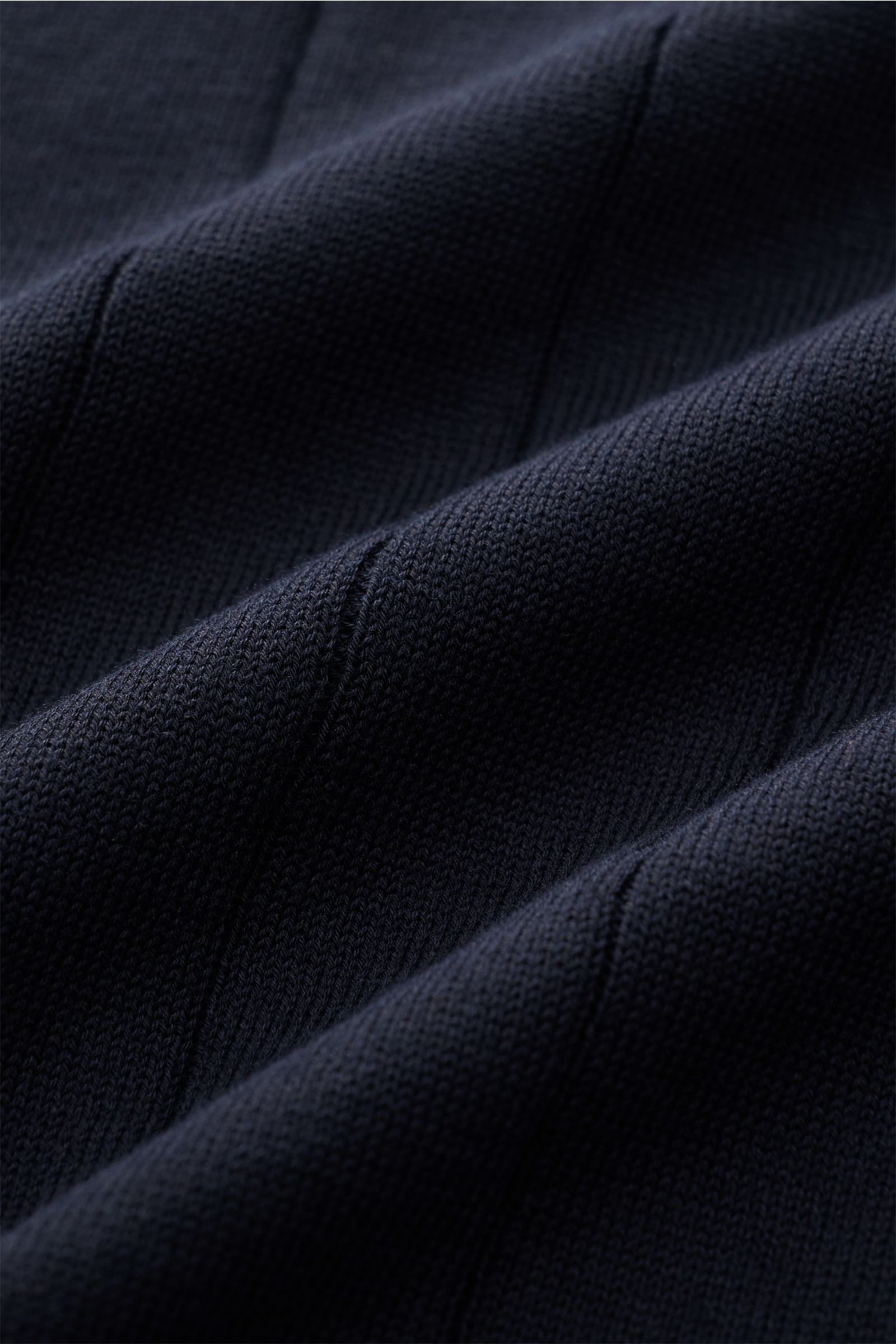 Filippo de Laurentiis Kurzarm-Strickpolo navy aus reiner Baumwolle mit feinem Strick, weichem Griff, Slim Fit, Polokragen und Rippbündchen, Nahaufnahme Stoffstruktur.
