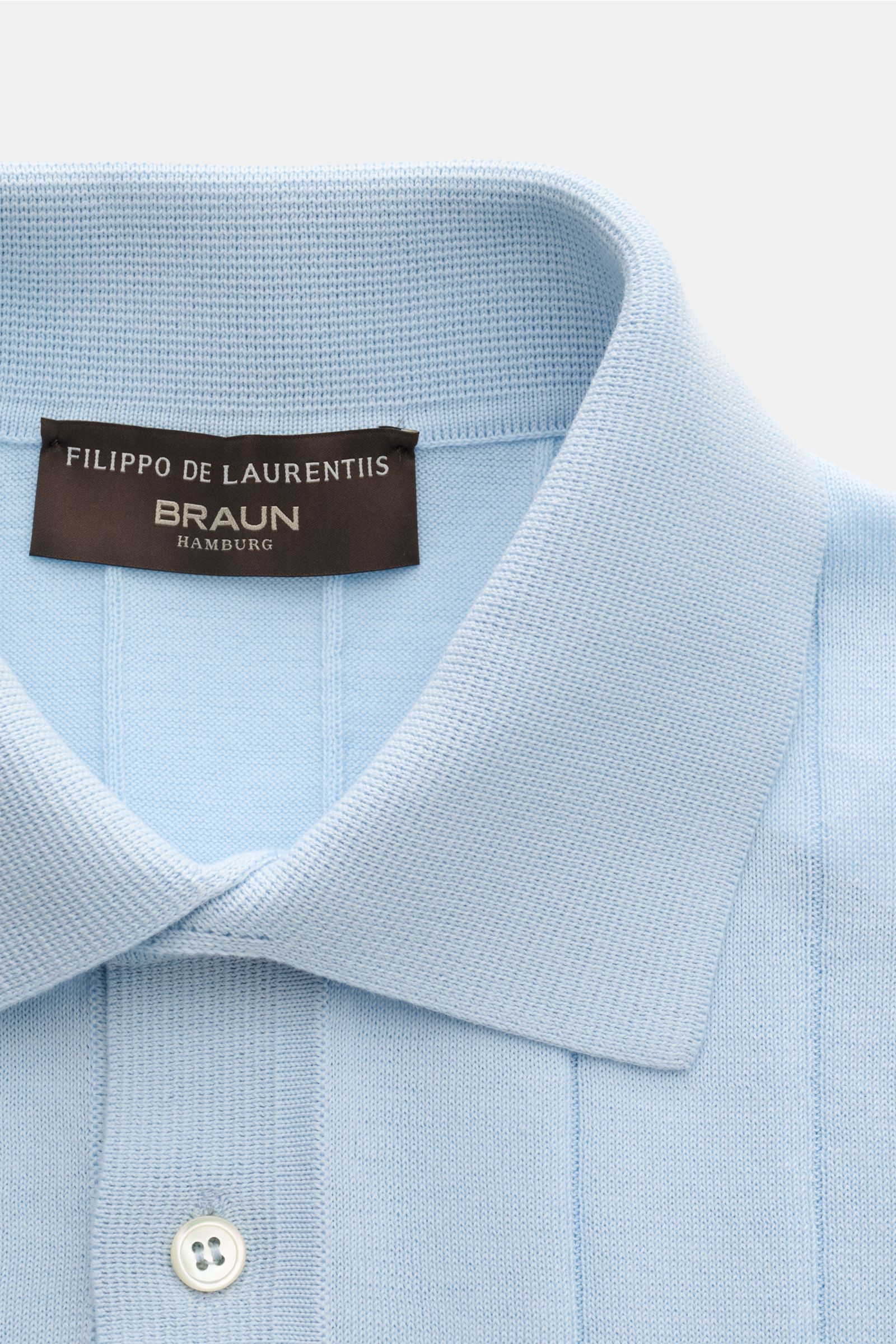 Filippo de Laurentiis Kurzarm-Strickpolo hellblau, Detailaufnahme von oben, reine Baumwolle, feiner Strick, Slim Fit, Polokragen, Drei-Knopf-Leiste, Rippbündchen.