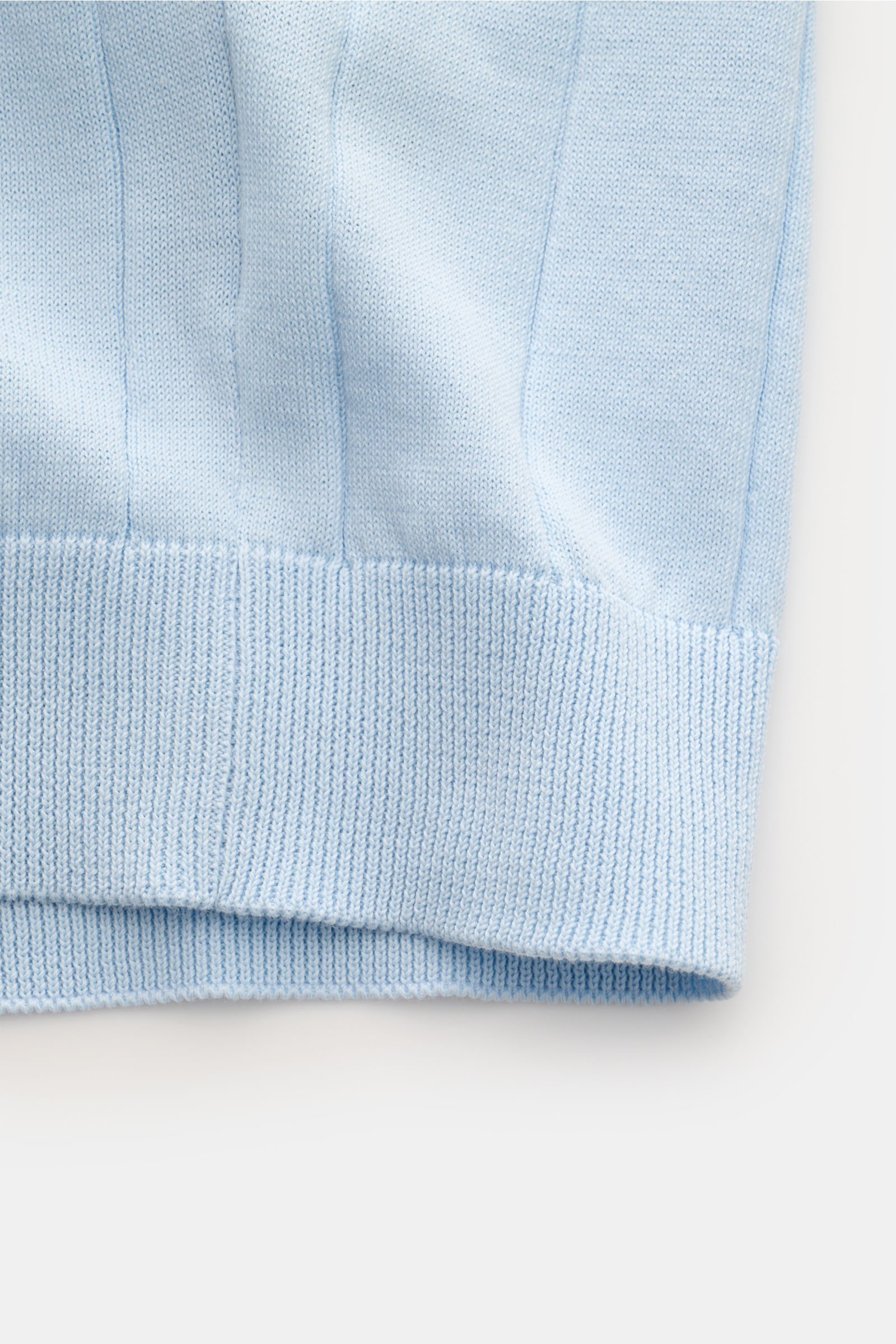 Filippo de Laurentiis Kurzarm-Strickpolo hellblau aus reiner Baumwolle, Slim Fit, feiner Strick, Polokragen, Drei-Knopf-Leiste, Rippbündchen, Detailansicht Saum.