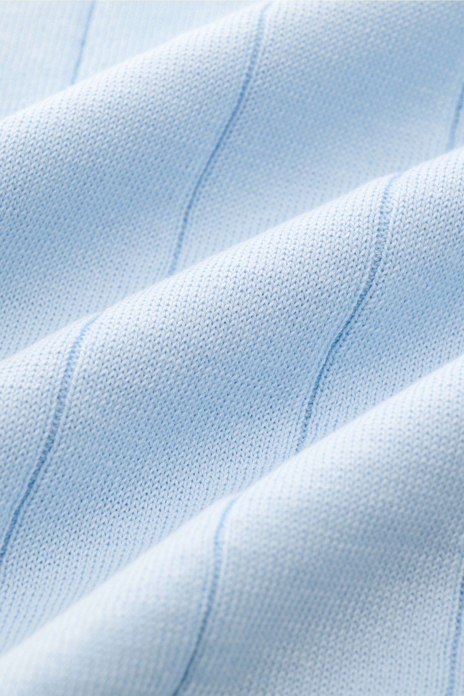 Filippo de Laurentiis Kurzarm-Strickpolo hellblau in Nahaufnahme, reine Baumwolle, feiner Strick, Slim Fit, Polokragen, Drei-Knopf-Leiste, weicher Griff.