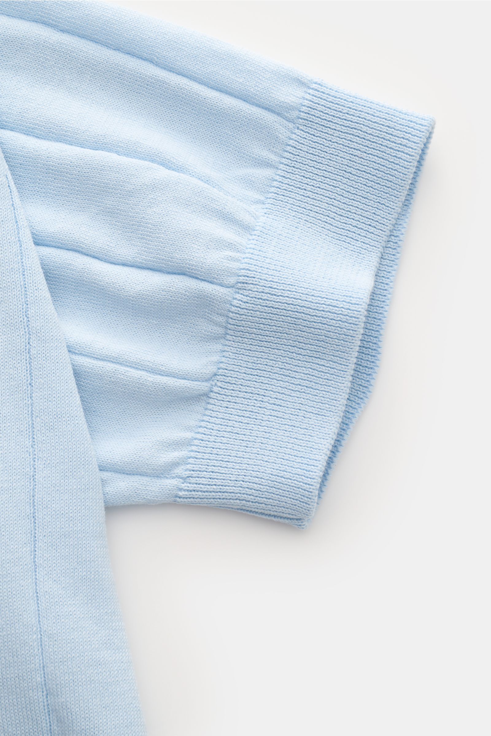 Filippo de Laurentiis Kurzarm-Strickpolo hellblau, Detailansicht Ärmel mit feinem Strick, Rippbündchen, reine Baumwolle, Slim Fit, italienischer Charme.