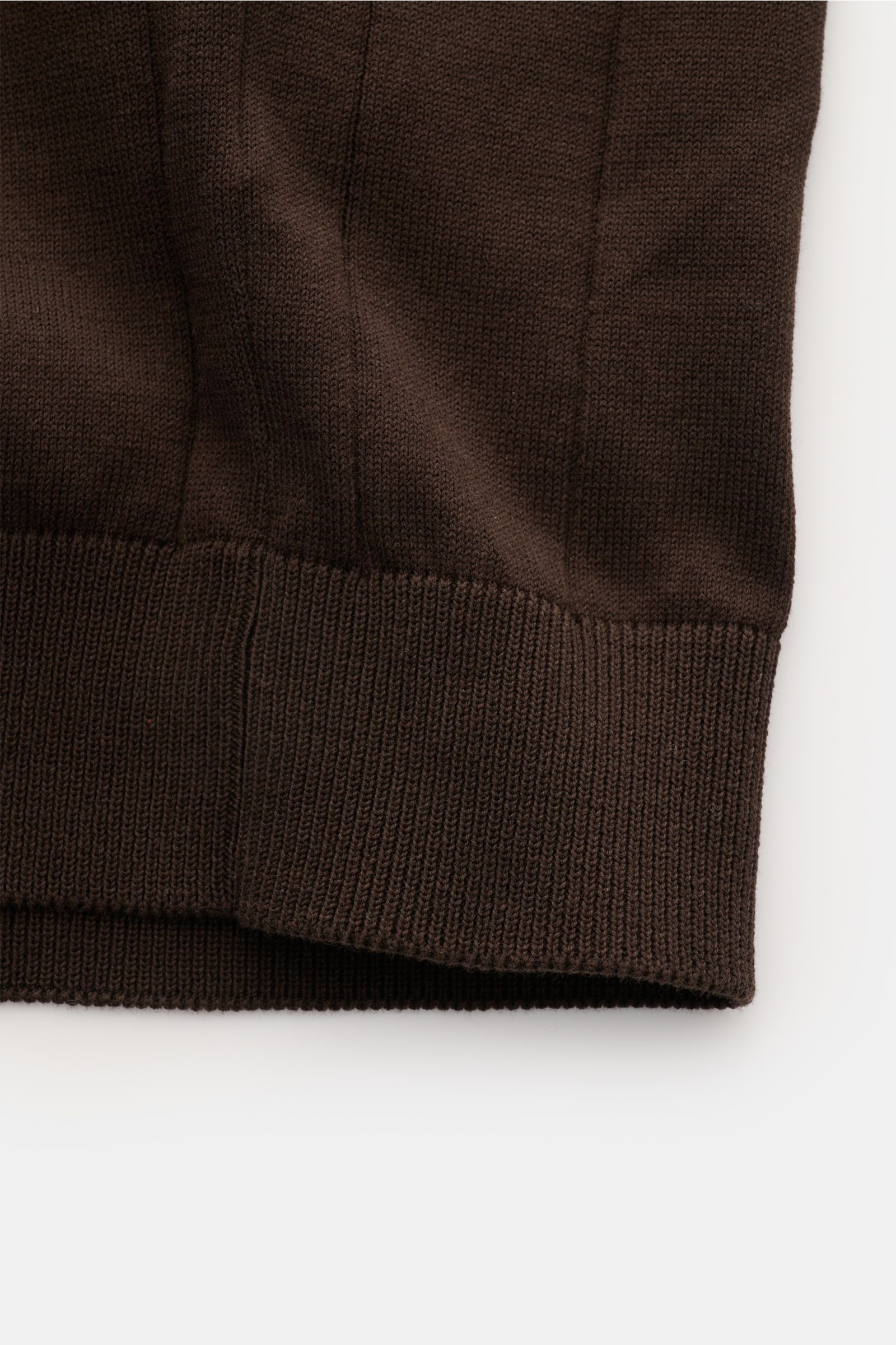Filippo de Laurentiis Kurzarm-Strickpolo dunkelbraun, Detailaufnahme von Bund und feinem Rippbündchen, reine Baumwolle, Slim Fit.