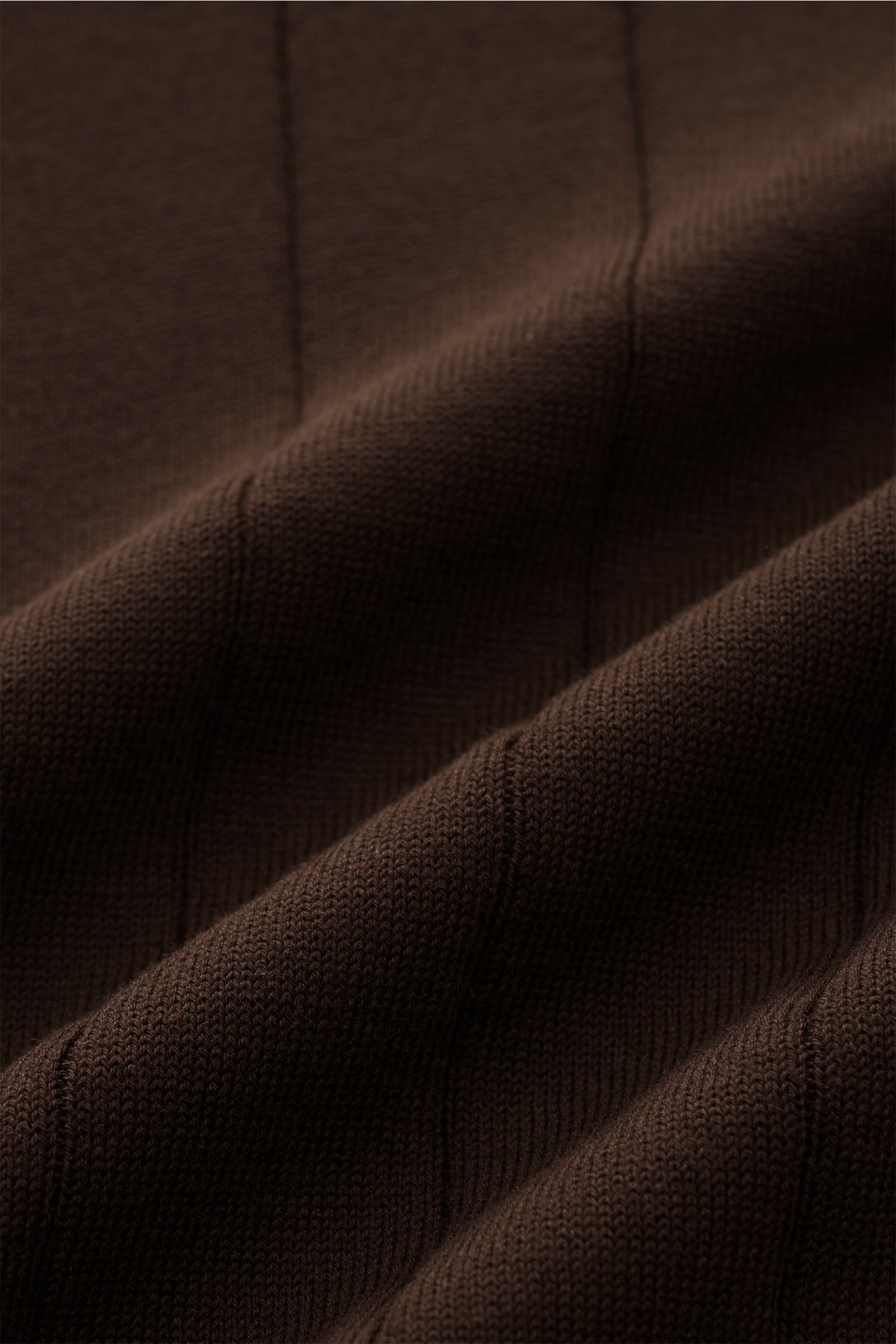 Filippo de Laurentiis Kurzarm-Strickpolo dunkelbraun, Detailaufnahme des feinen Strickstoffs mit breit gestrickten Streifen, reine Baumwolle, weicher Griff, Slim Fit, gestrickter Polokragen, Drei-Knopf-Leiste und feine Rippbündchen, aus Nahperspektive.