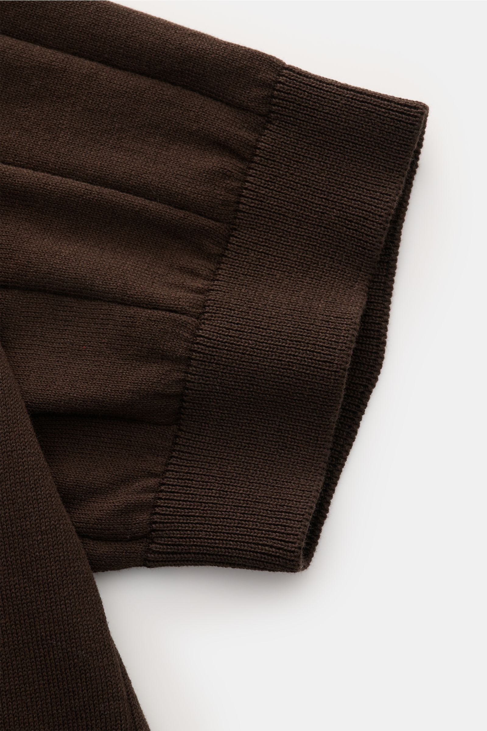 Filippo de Laurentiis Kurzarm-Strickpolo dunkelbraun, Detailaufnahme der feinen Rippbündchen und des weichen, reinen Baumwollstricks.