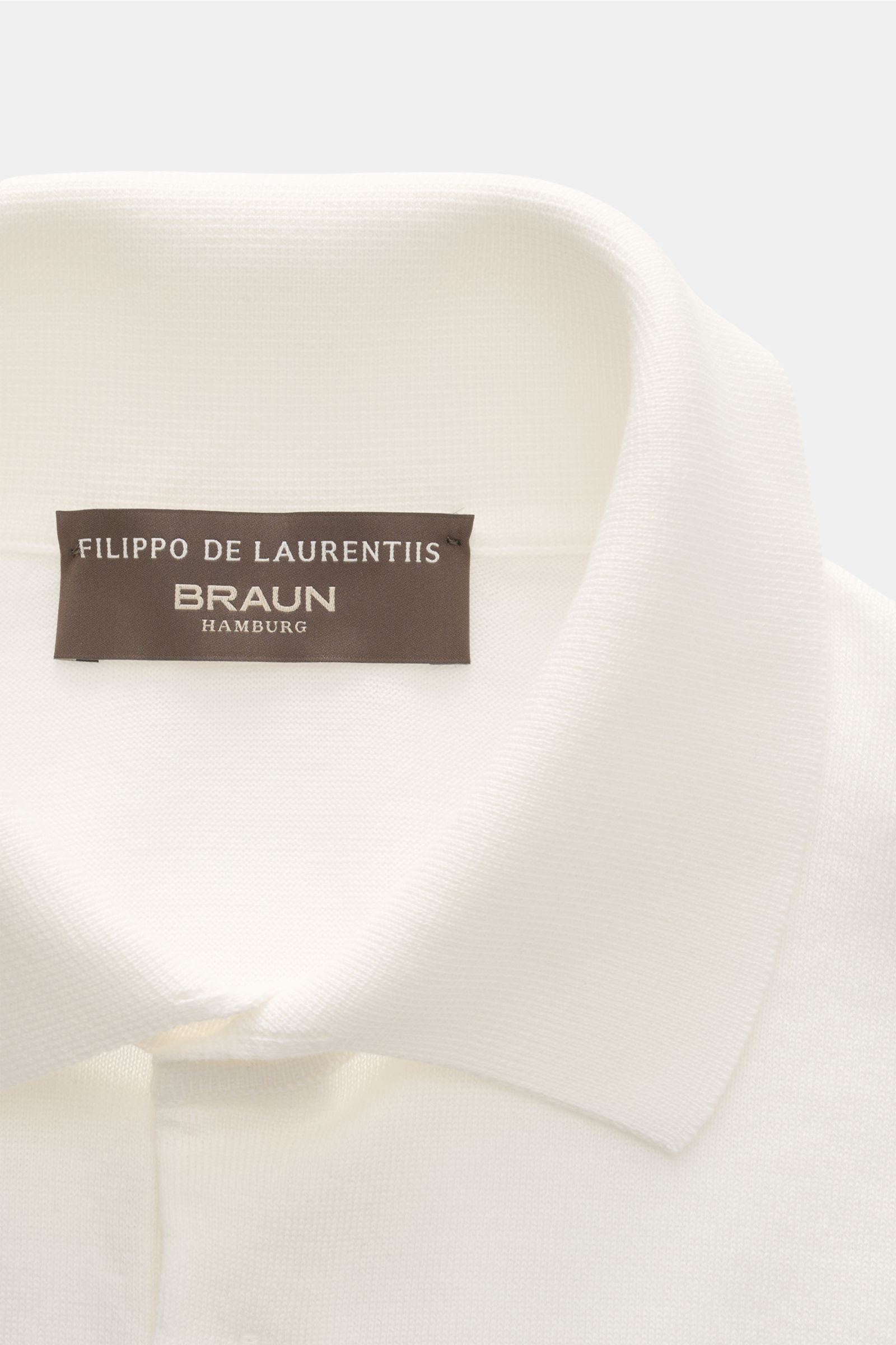 Close-up front view of Filippo de Laurentiis Kurzarm-Strickpolo offwhite showing soft knit fabric, pure cotton, slim fit, polo collar, smooth three-button placket, and fine ribbed cuffs.