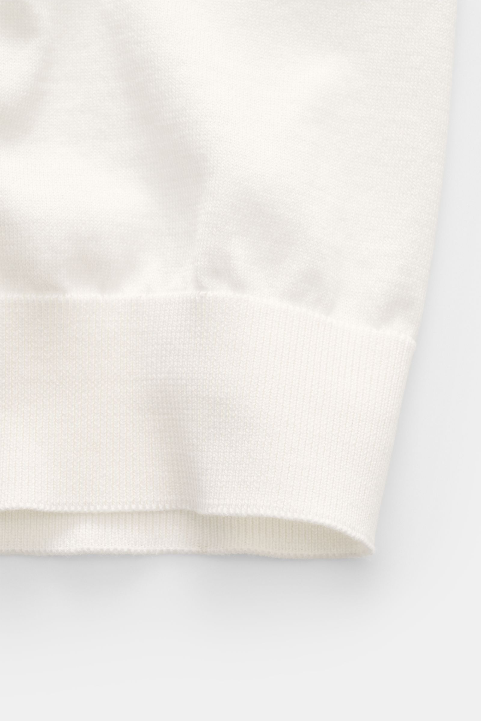 Close-up front view of the ribbed cuff on the Filippo de Laurentiis Kurzarm-Strickpolo offwhite, showing fine knit texture and soft cotton fabric.

Ein perfektes Sommer-Basic: Das Kurzarm-Strickpolo von FILIPPO DE LAURENTIIS besticht mit softer Haptik 