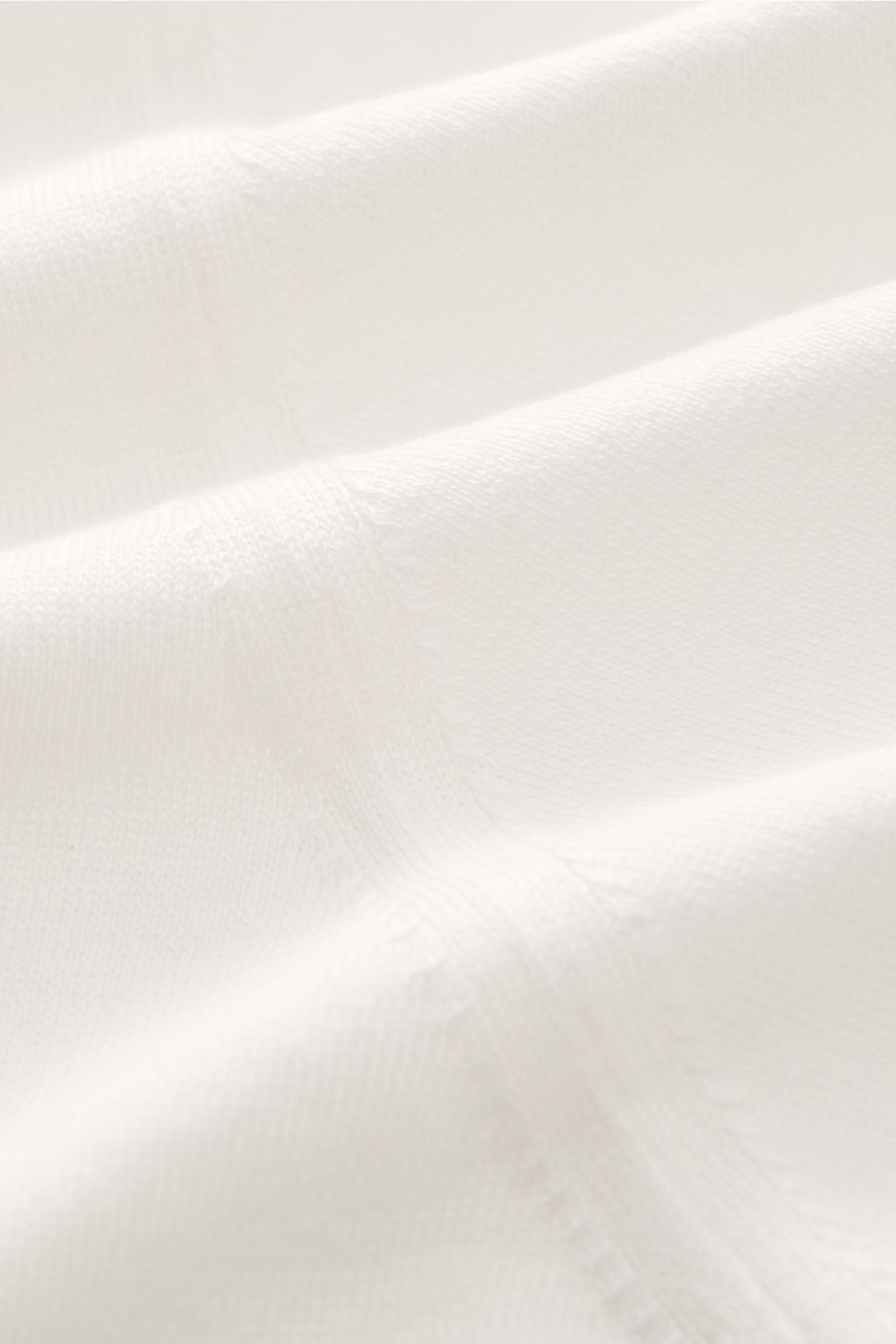 Close-up front view of the Filippo de Laurentiis Kurzarm-Strickpolo offwhite showing soft cotton fabric with fine knit texture, slim fit, tailored polo collar, smooth three-button placket, and fine ribbed cuffs, a perfect summer basic with a soft touch an