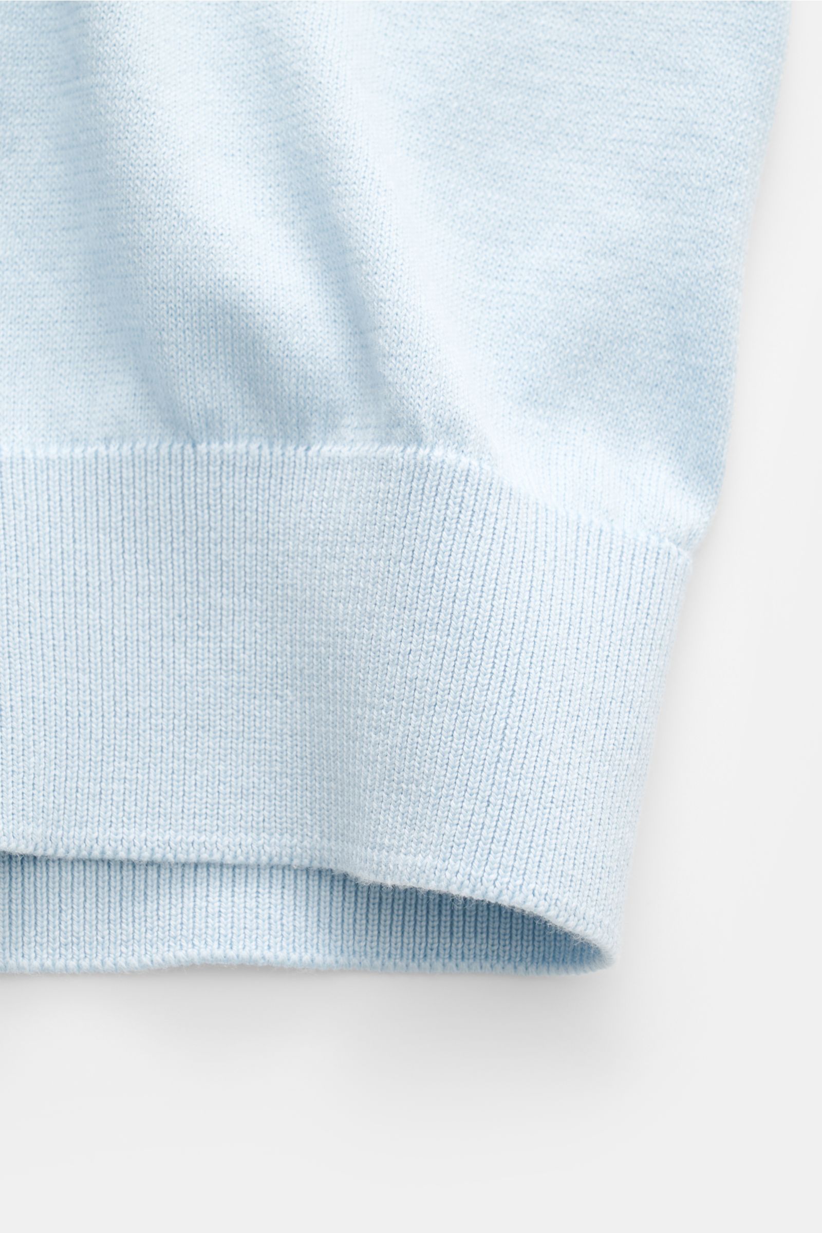 Close-up of the ribbed cuff of the Filippo de Laurentiis Kurzarm-Strickpolo pastellblau, showing fine knit texture from a side perspective. Ein perfektes Sommer-Basic: Das Kurzarm-Strickpolo von FILIPPO DE LAURENTIIS besticht mit softer Haptik und zeitlos