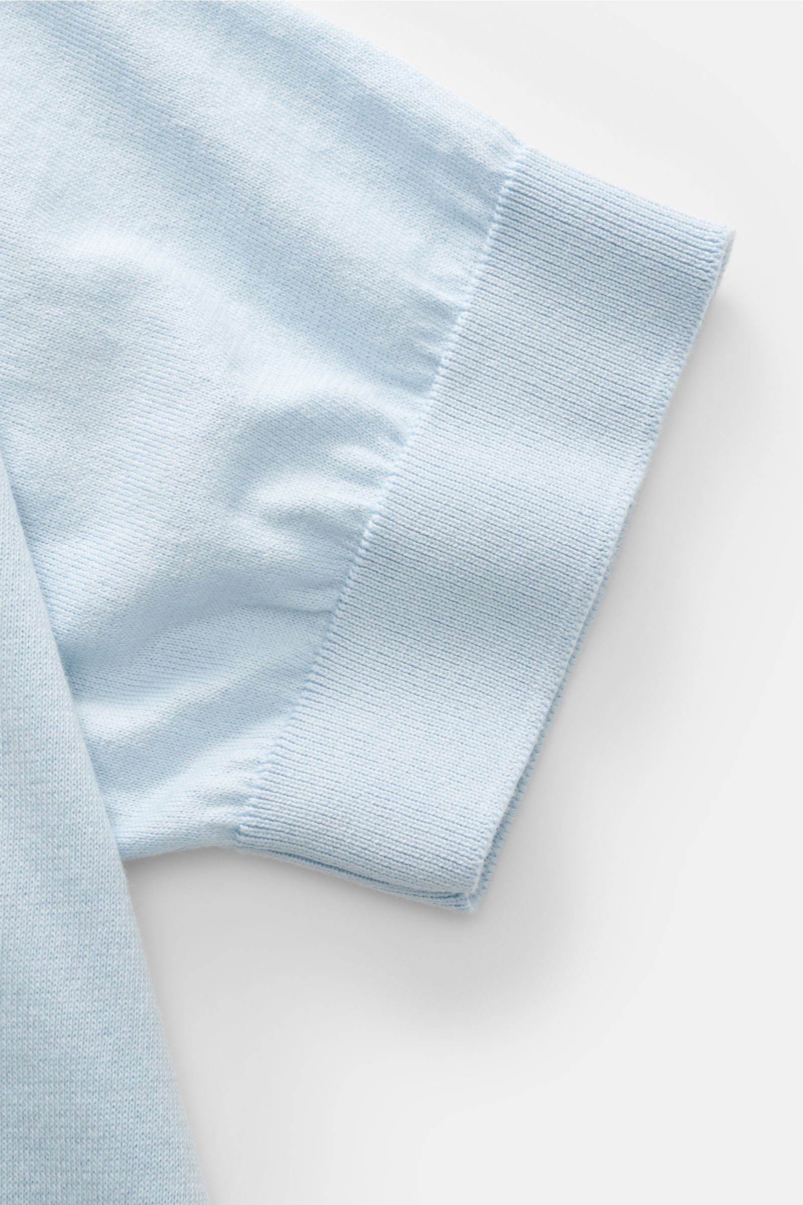 Close-up view of the pastel blue sleeve cuff of the Filippo de Laurentiis Kurzarm-Strickpolo, showcasing fine ribbed cuffs and soft pure cotton knit texture. 

Description: Ein perfektes Sommer-Basic: Das Kurzarm-Strickpolo von FILIPPO DE LAURENTIIS be
