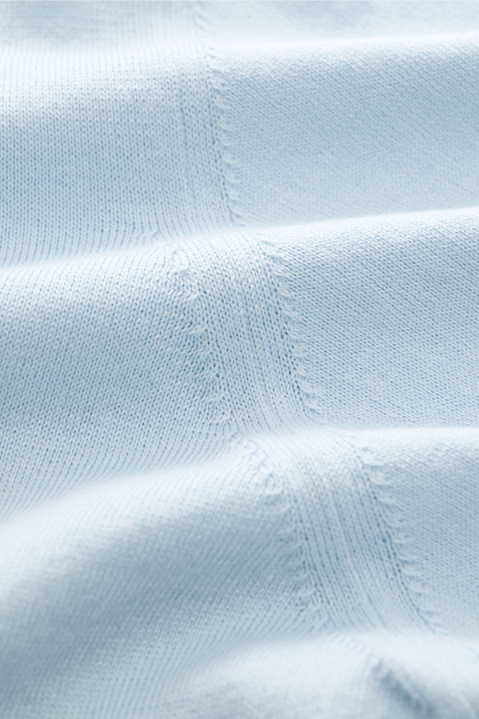 Close-up front view of the pastel blue fabric of the Filippo de Laurentiis Kurzarm-Strickpolo pastellblau, showing fine knit texture and soft touch.

Ein perfektes Sommer-Basic: Das Kurzarm-Strickpolo von FILIPPO DE LAURENTIIS besticht mit softer Hapti
