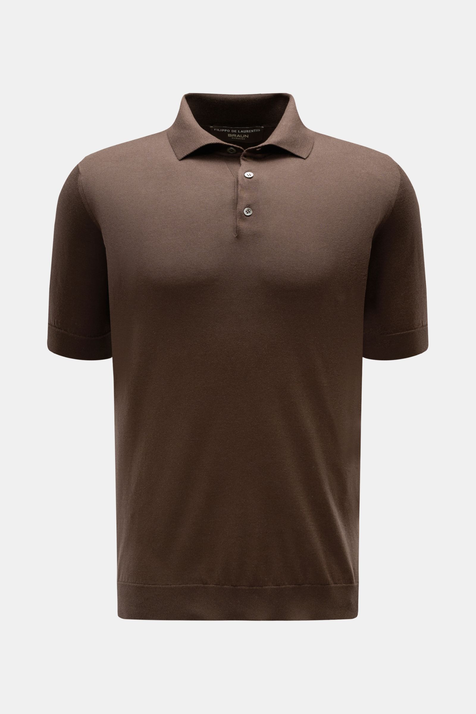 Front view of Filippo de Laurentiis Kurzarm-Strickpolo dunkelbraun, a slim fit short-sleeve knit polo made of pure cotton with soft texture, fine knit pattern, tailored polo collar, smooth three-button placket, and fine ribbed cuffs. Ein perfektes Somm