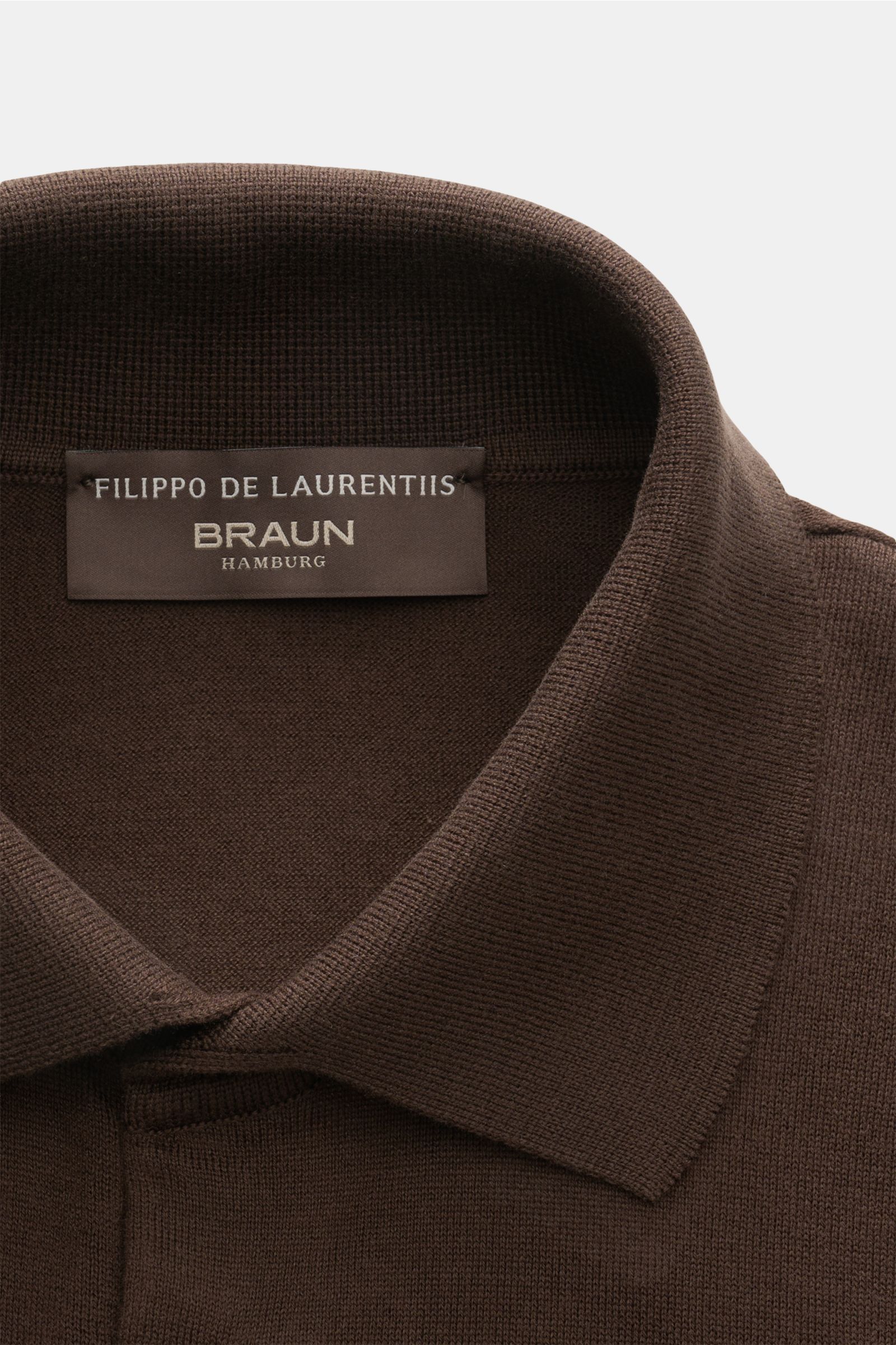 Close-up front view of Filippo de Laurentiis Kurzarm-Strickpolo dunkelbraun showing soft knit fabric, tailored collar, and label. Ein perfektes Sommer-Basic: Das Kurzarm-Strickpolo von FILIPPO DE LAURENTIIS besticht mit softer Haptik und zeitlosem Desi