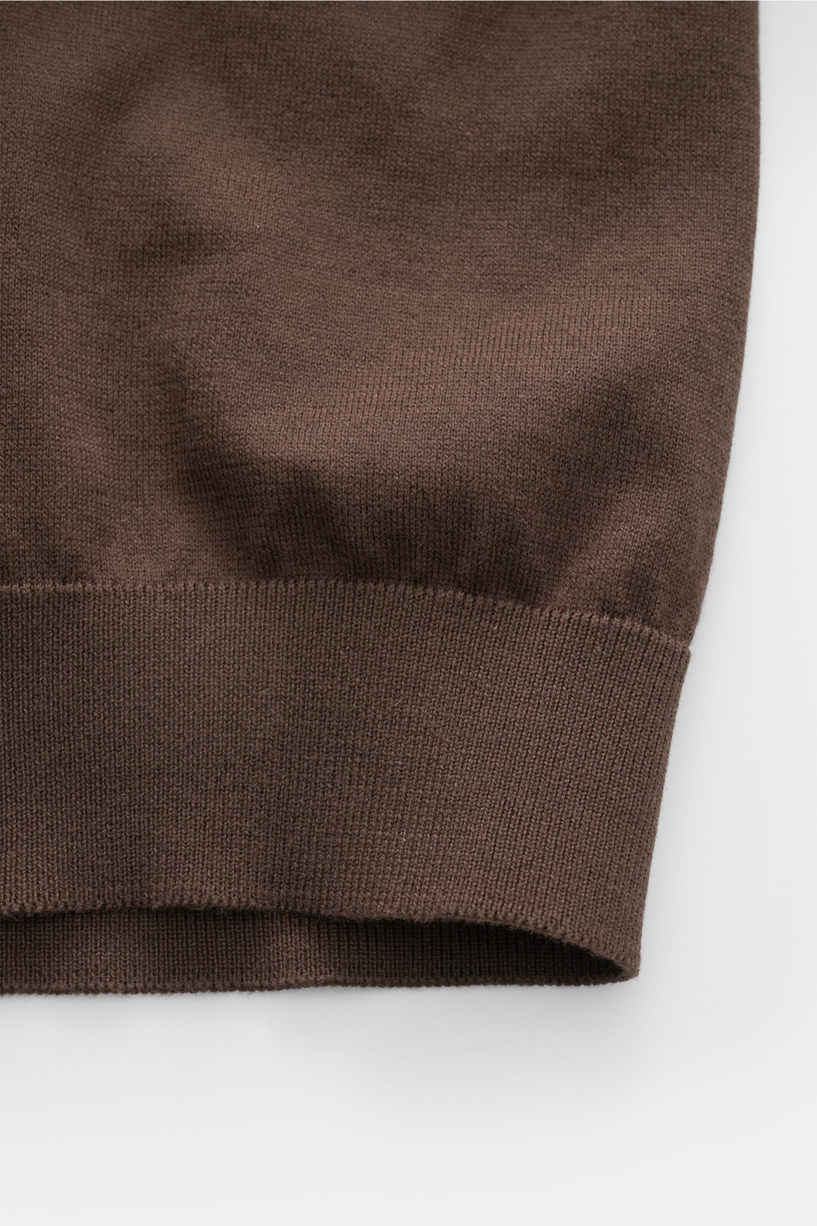Close-up side view of the ribbed cuff on the Filippo de Laurentiis Kurzarm-Strickpolo dunkelbraun, made of pure cotton with a soft touch and fine knit texture, featuring slim fit, crafted polo collar, smooth three-button placket, and fine ribbed cuffs. 