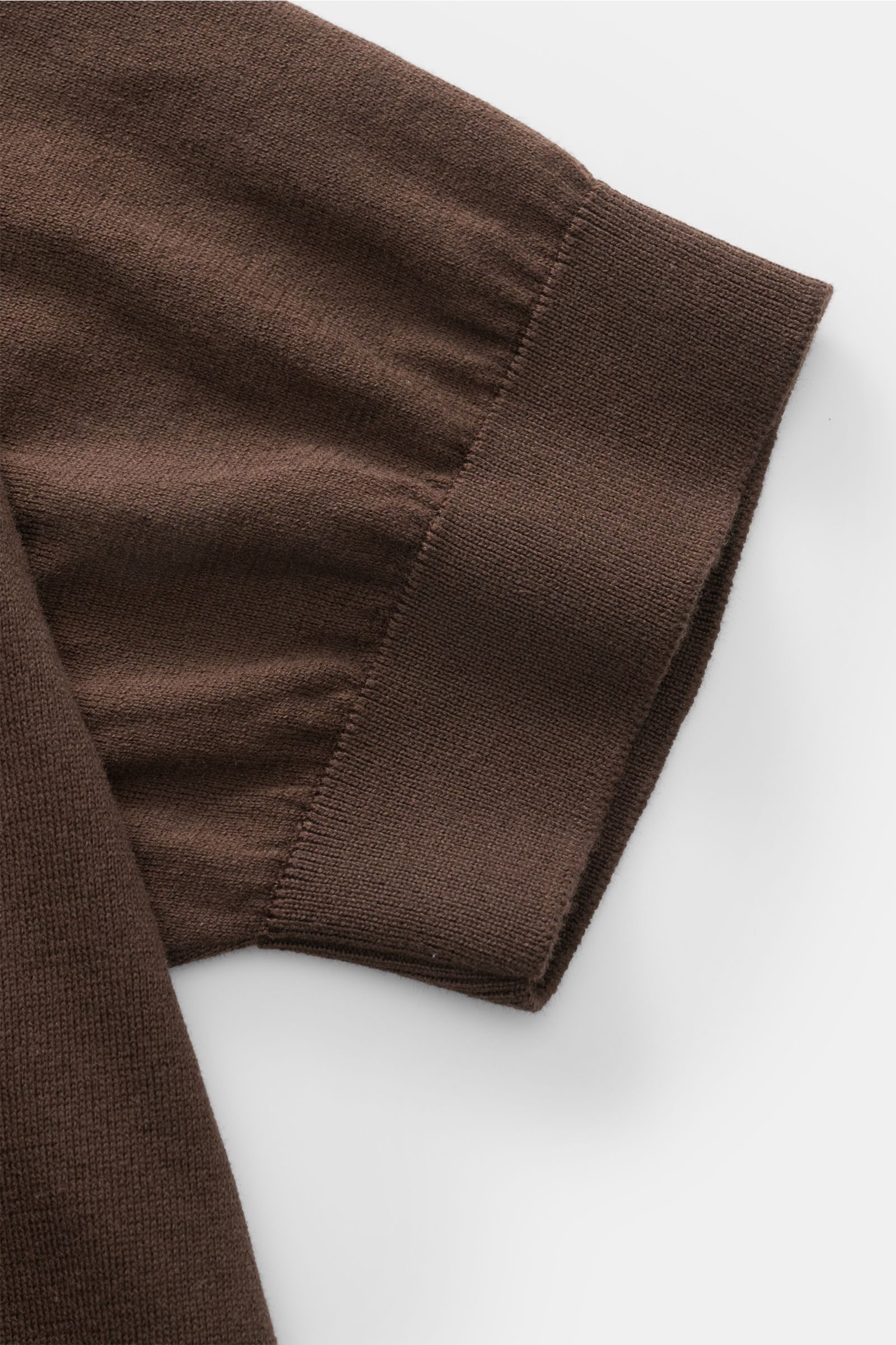 Close-up front view of the sleeve cuff of the Filippo de Laurentiis Kurzarm-Strickpolo dunkelbraun, a soft, slim fit, short-sleeve knit polo made of pure cotton.