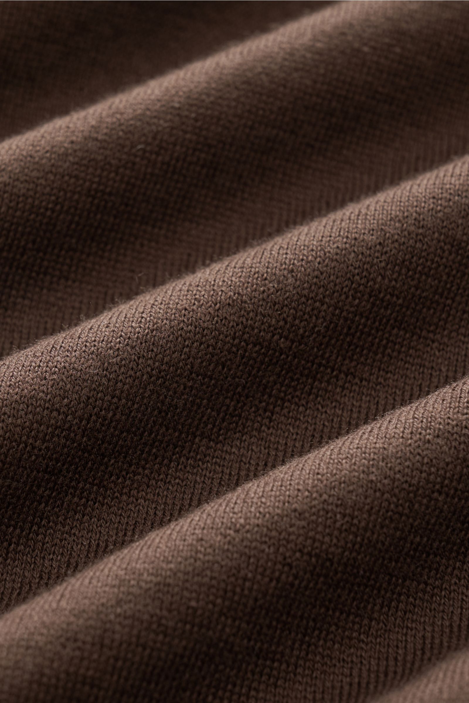 Close-up front view of the soft, finely knitted fabric of the Filippo de Laurentiis Kurzarm-Strickpolo dunkelbraun, a perfect summer basic in pure cotton with a slim fit, smooth three-button placket, tailored polo collar, and fine ribbed cuffs.