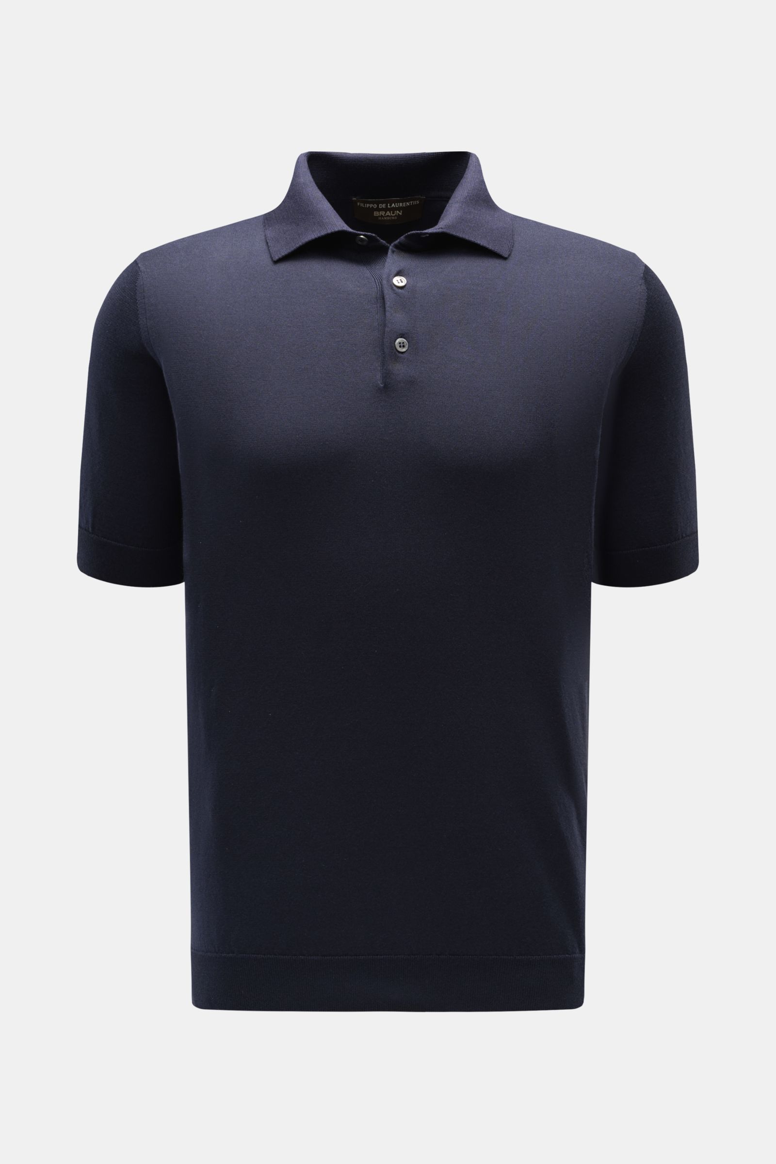 Front view of Filippo de Laurentiis Kurzarm-Strickpolo navy, a slim fit short-sleeve knit polo in pure cotton with soft touch, fine knit texture, tailored collar, smooth three-button placket, and fine ribbed cuffs. Ein perfektes Sommer-Basic: Das Kurza