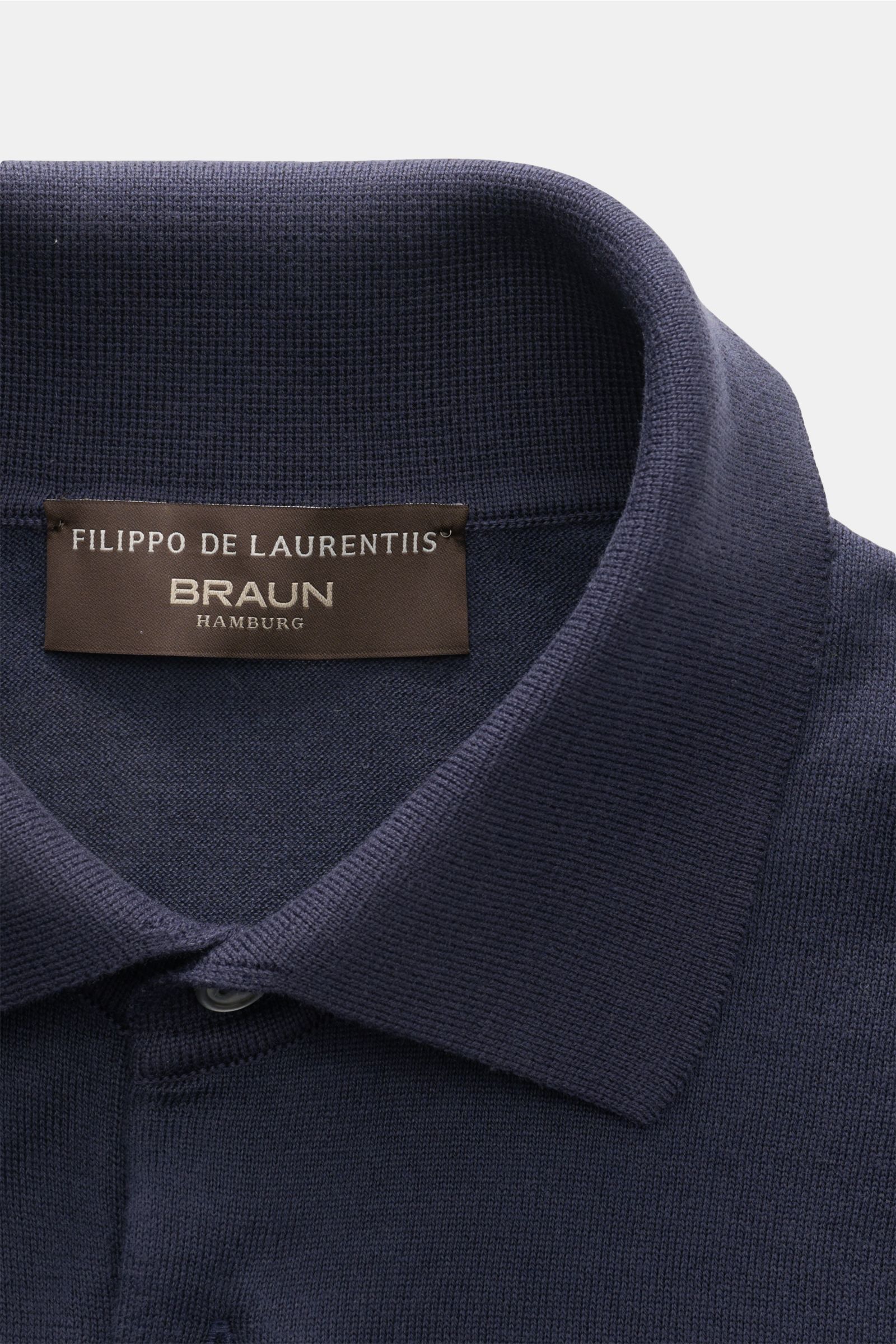 Close-up front view of the Filippo de Laurentiis Kurzarm-Strickpolo navy showing the knitted short-sleeve polo collar, smooth three-button placket, and fine ribbed cuffs. Ein perfektes Sommer-Basic: Das Kurzarm-Strickpolo von FILIPPO DE LAURENTIIS bestich