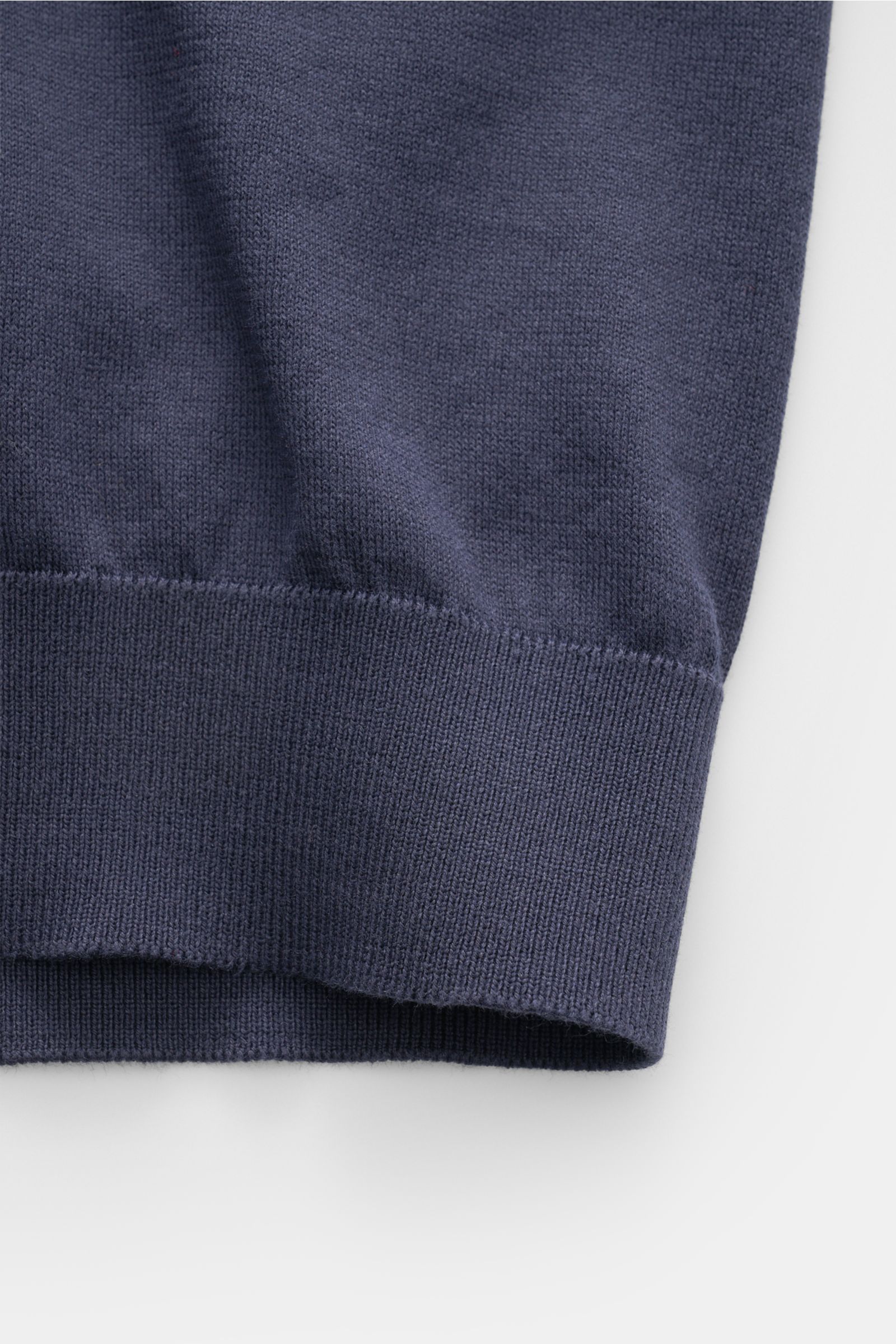 Close-up view of the ribbed cuff on the Filippo de Laurentiis Kurzarm-Strickpolo navy, highlighting its soft knit texture and fine ribbing.