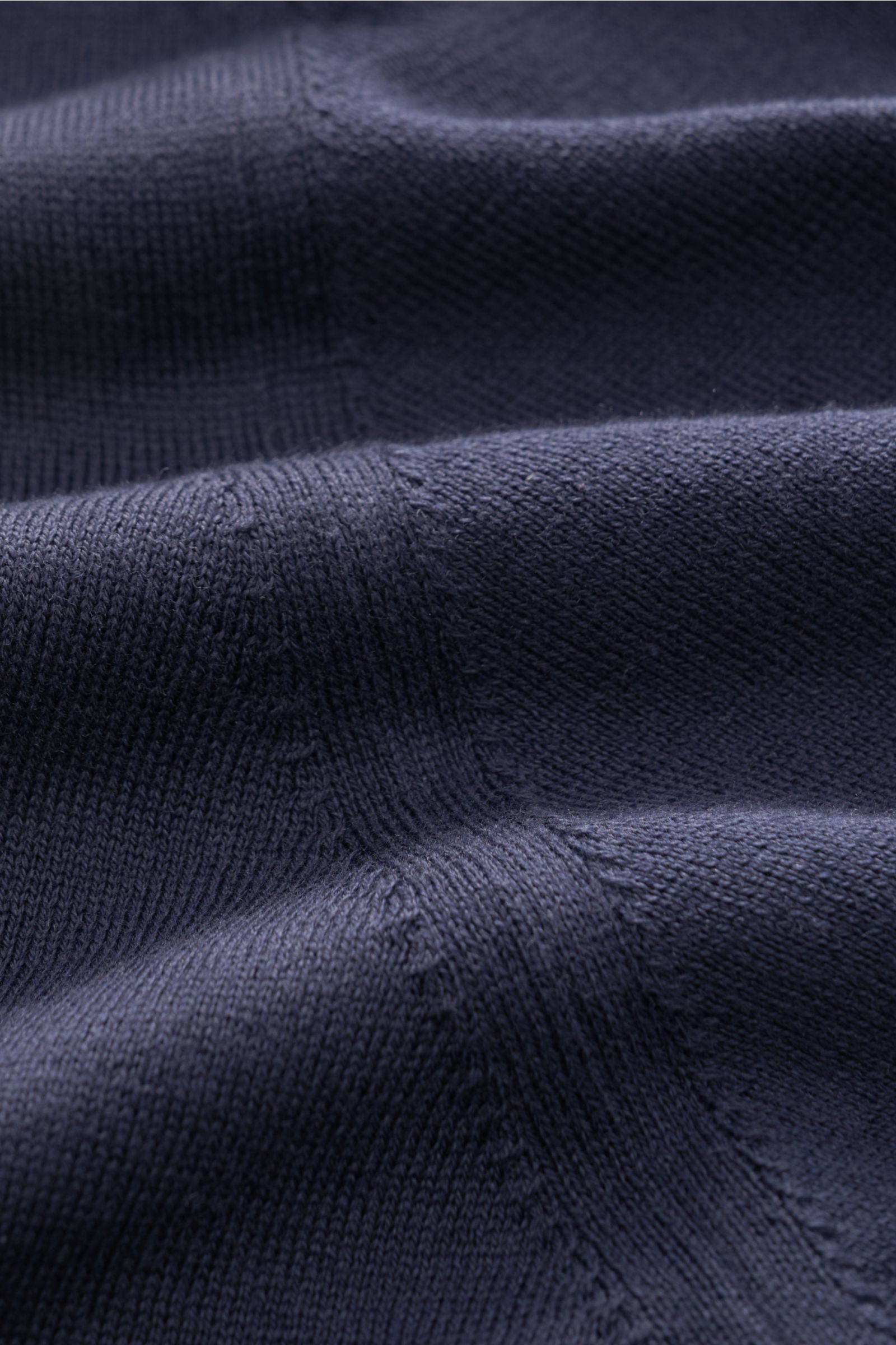 Close-up of the navy fabric texture of the Filippo de Laurentiis Kurzarm-Strickpolo navy, showing fine knit details from a top-down perspective.