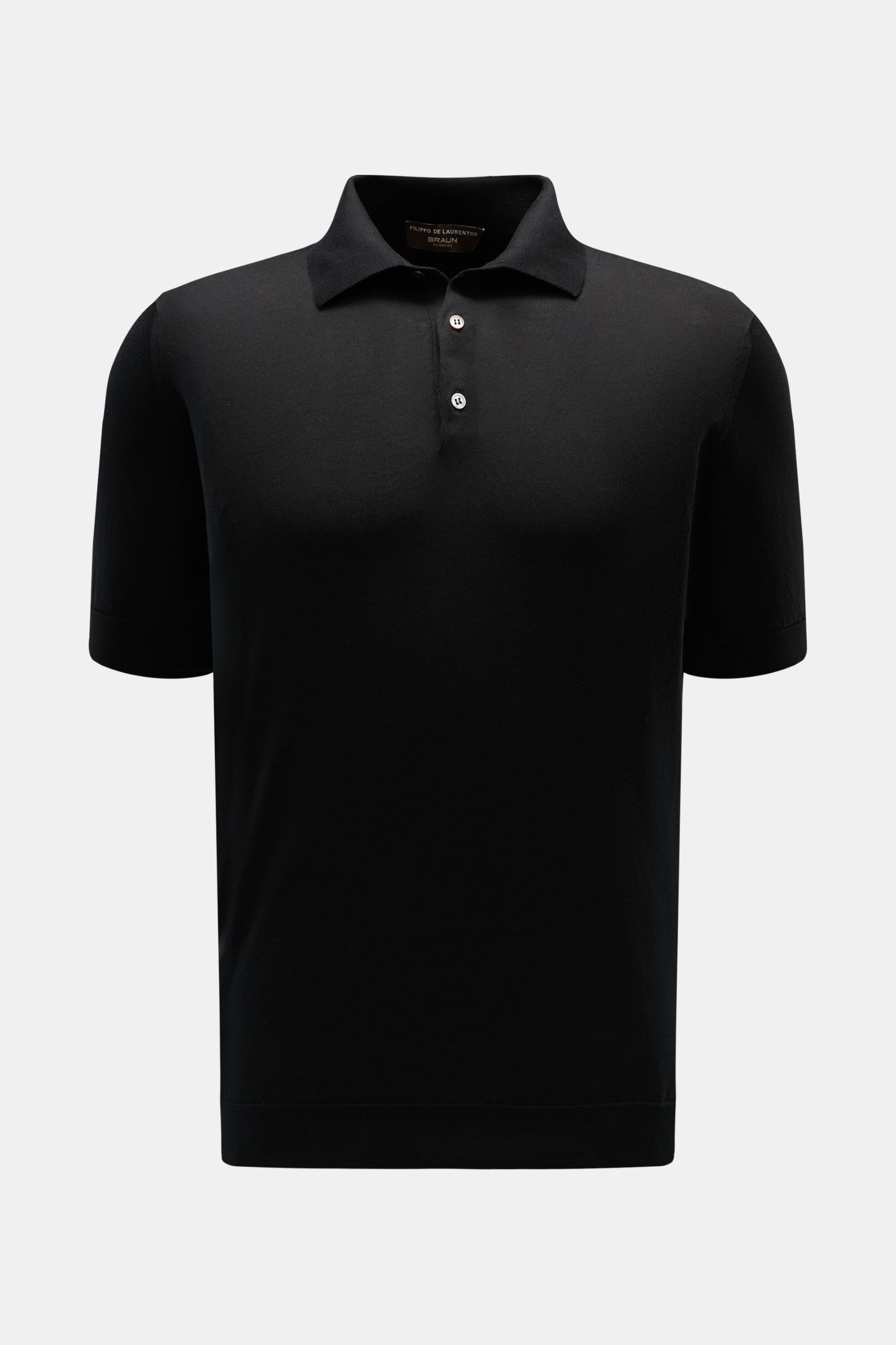 Front view of Filippo de Laurentiis Kurzarm-Strickpolo schwarz, a slim-fit black short-sleeve knit polo in pure cotton with soft touch, fine knit, tailored collar, smooth three-button placket, and ribbed cuffs.