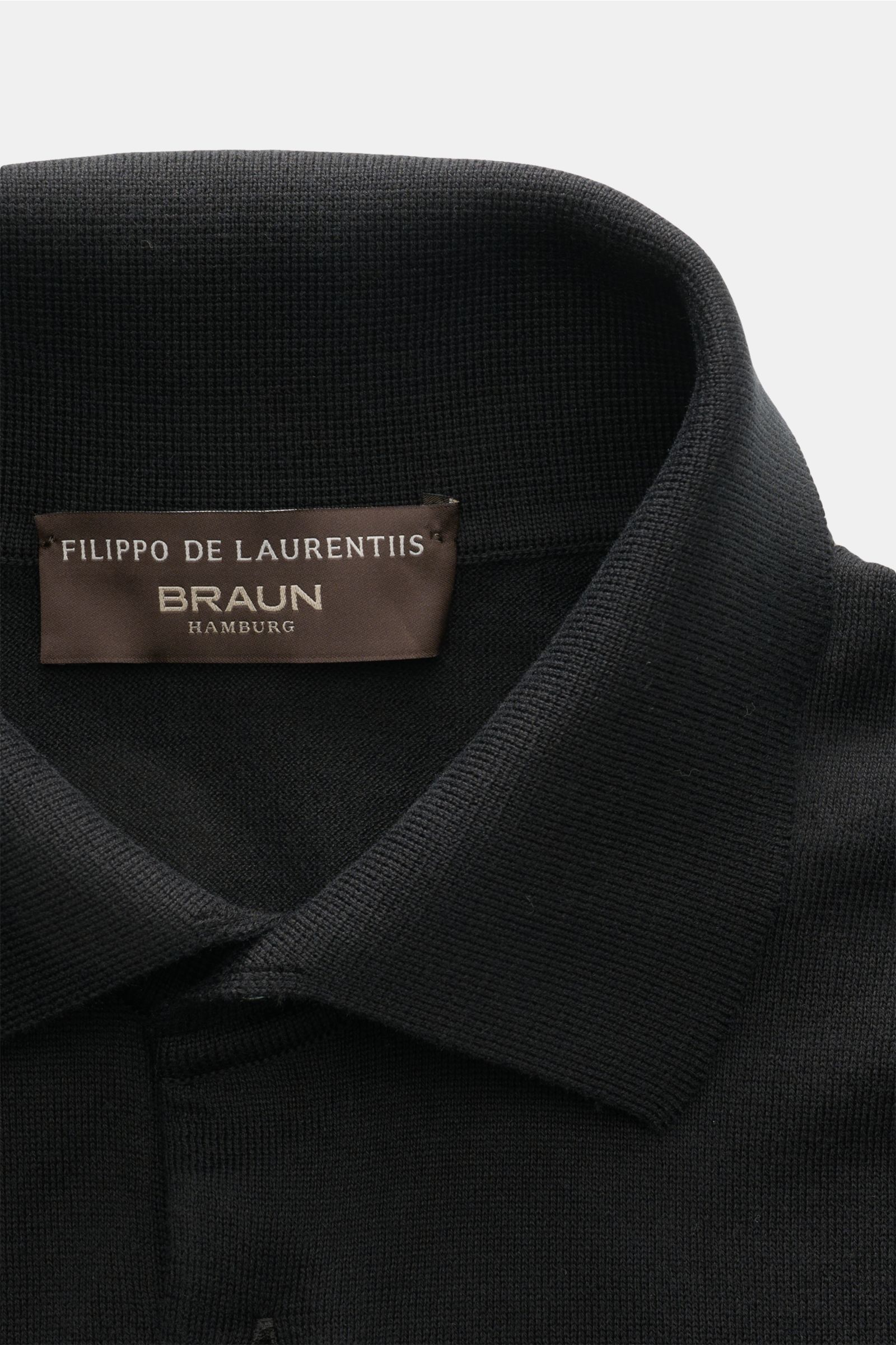 Close-up front view of Filippo de Laurentiis Kurzarm-Strickpolo schwarz showing its pure cotton, soft knit texture, slim fit, tailored collar, smooth three-button placket, and fine ribbed cuffs.