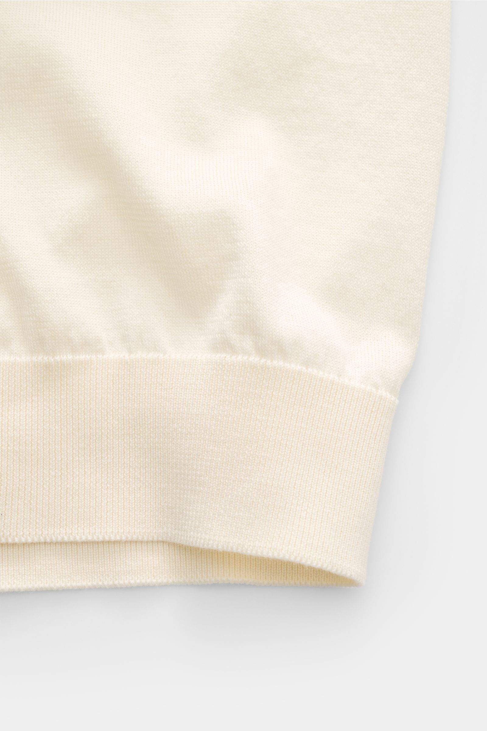 Close-up side view of the fine ribbed cuff of the Filippo de Laurentiis Kurzarm-Strickpolo creme, showcasing its soft texture and pure cotton knit.