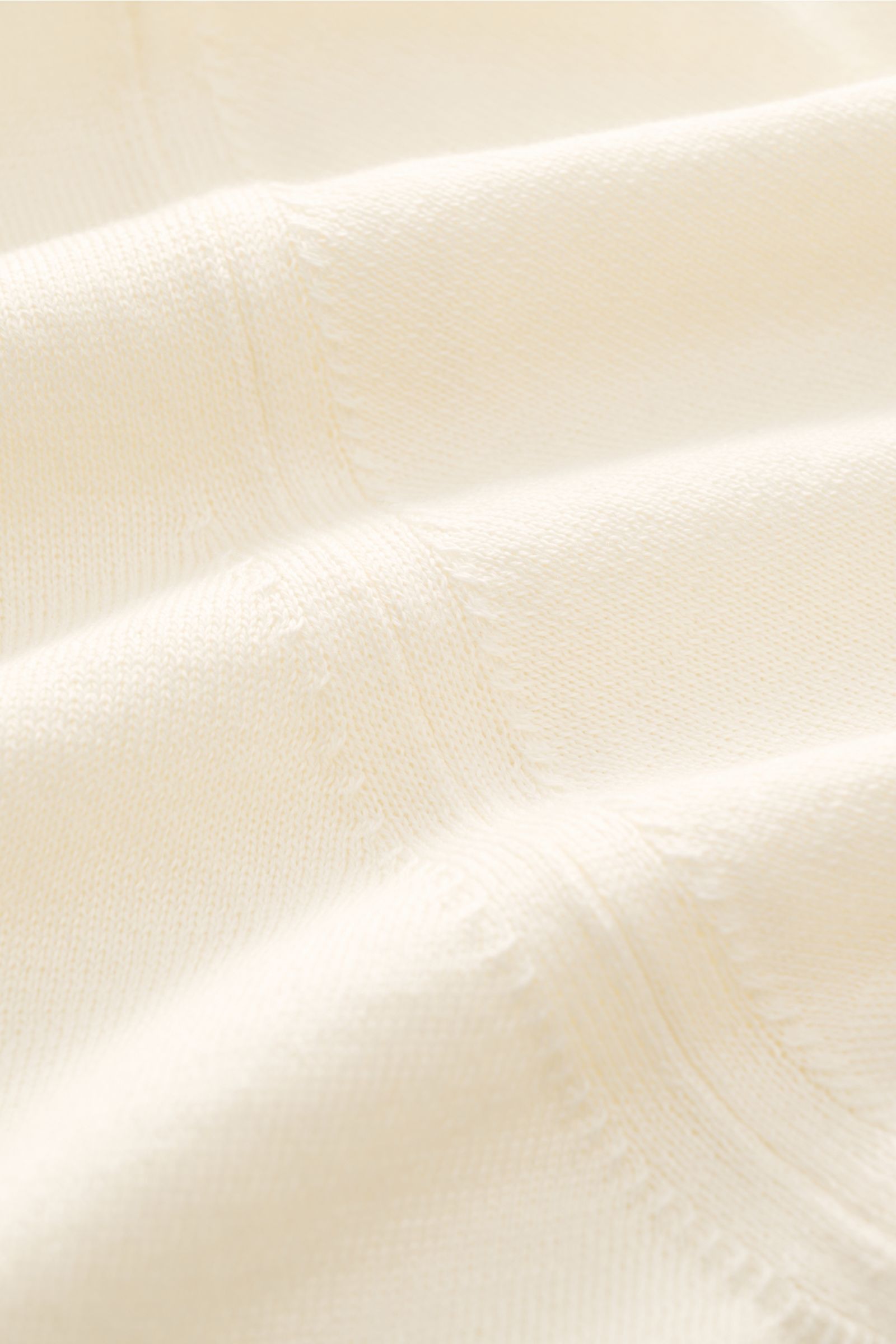 Close-up front view of Filippo de Laurentiis Kurzarm-Strickpolo creme showing soft cotton knit, smooth three-button placket, ribbed cuffs, and slim fit details.