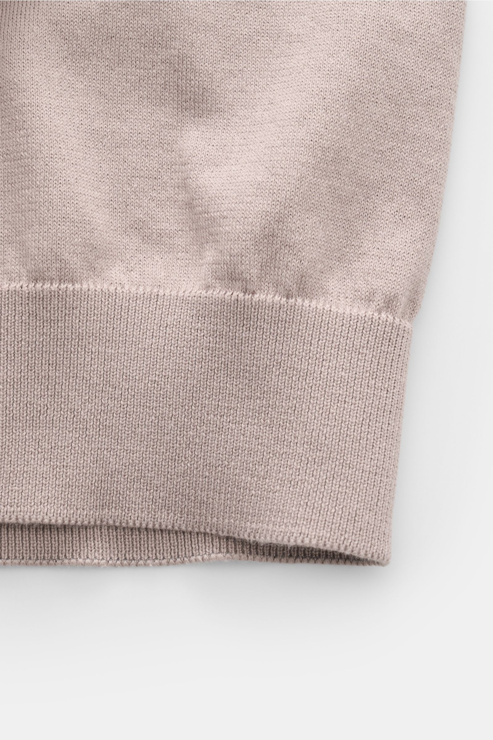 Close-up view of the ribbed cuff of the Filippo de Laurentiis Kurzarm-Strickpolo taupe, highlighting its fine knit texture and soft cotton fabric, showcasing its soft feel and detailed craftsmanship. A perfect summer basic with pure cotton, soft touch, fi