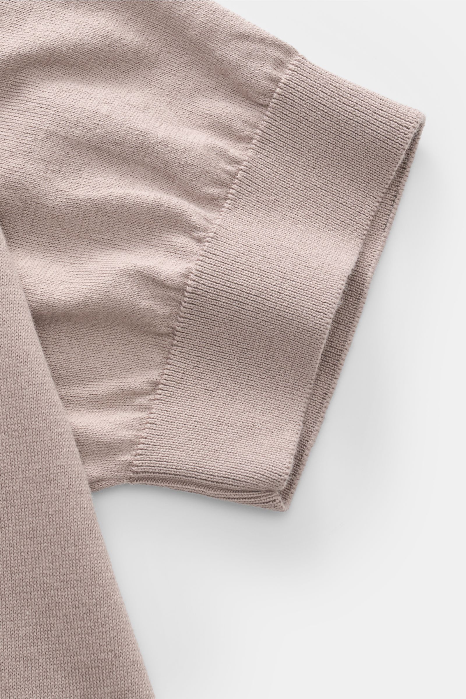 Close-up side view of the sleeve cuff of the Filippo de Laurentiis Kurzarm-Strickpolo taupe, showing soft pure cotton knit with fine ribbed cuff, slim fit, smooth three-button placket, and tailored polo collar.