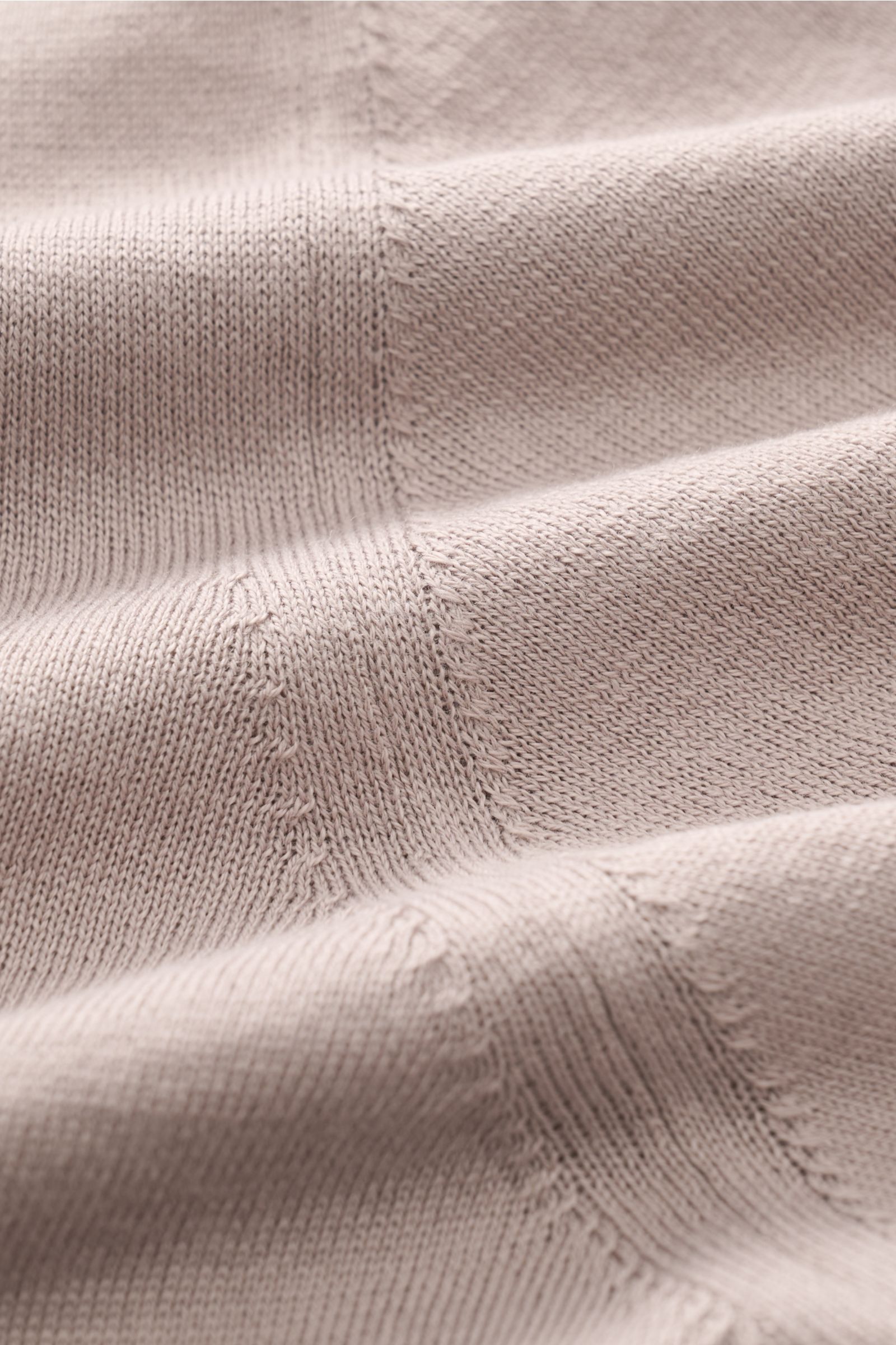 Close-up front view of Filippo de Laurentiis Kurzarm-Strickpolo taupe showing fine knit texture, soft pure cotton, slim fit, ribbed cuffs, three-button placket, and tailored collar, a perfect summer basic with smooth feel and timeless design. Ein perfe