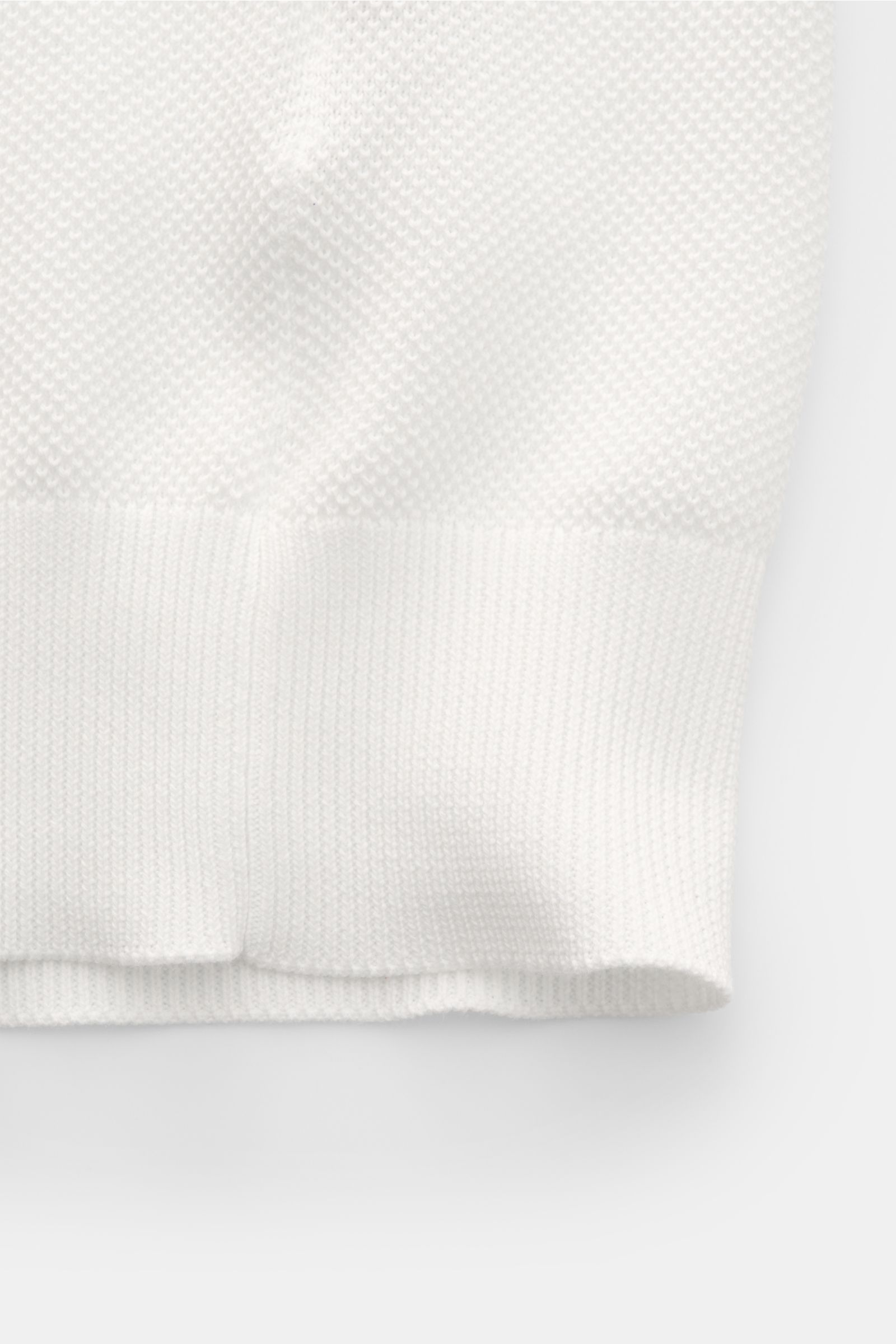 Close-up bottom hem view of Filippo de Laurentiis Short sleeve knit polo shirt white, showing fine textured pure cotton knit.

Description:
Subtle luxury from FILIPPO DE LAURENTIIS – this knit polo in pure cotton in a fine textured knit with contrastin