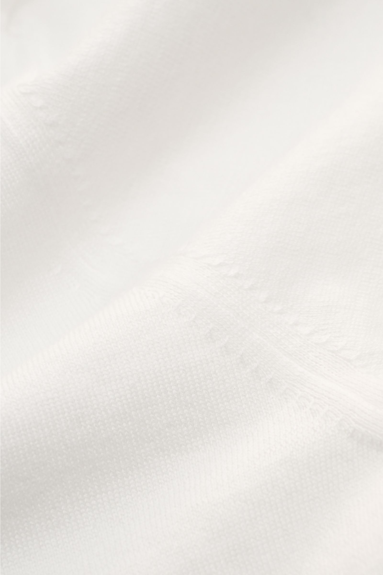 Filippo de Laurentiis Kurzarm-Strickhemd offwhite in Slim Fit, seitlich fotografiert mit feinem Strickbild, Polokragen, Kontraststreifen, Rippbündchen, reine Baumwolle.
