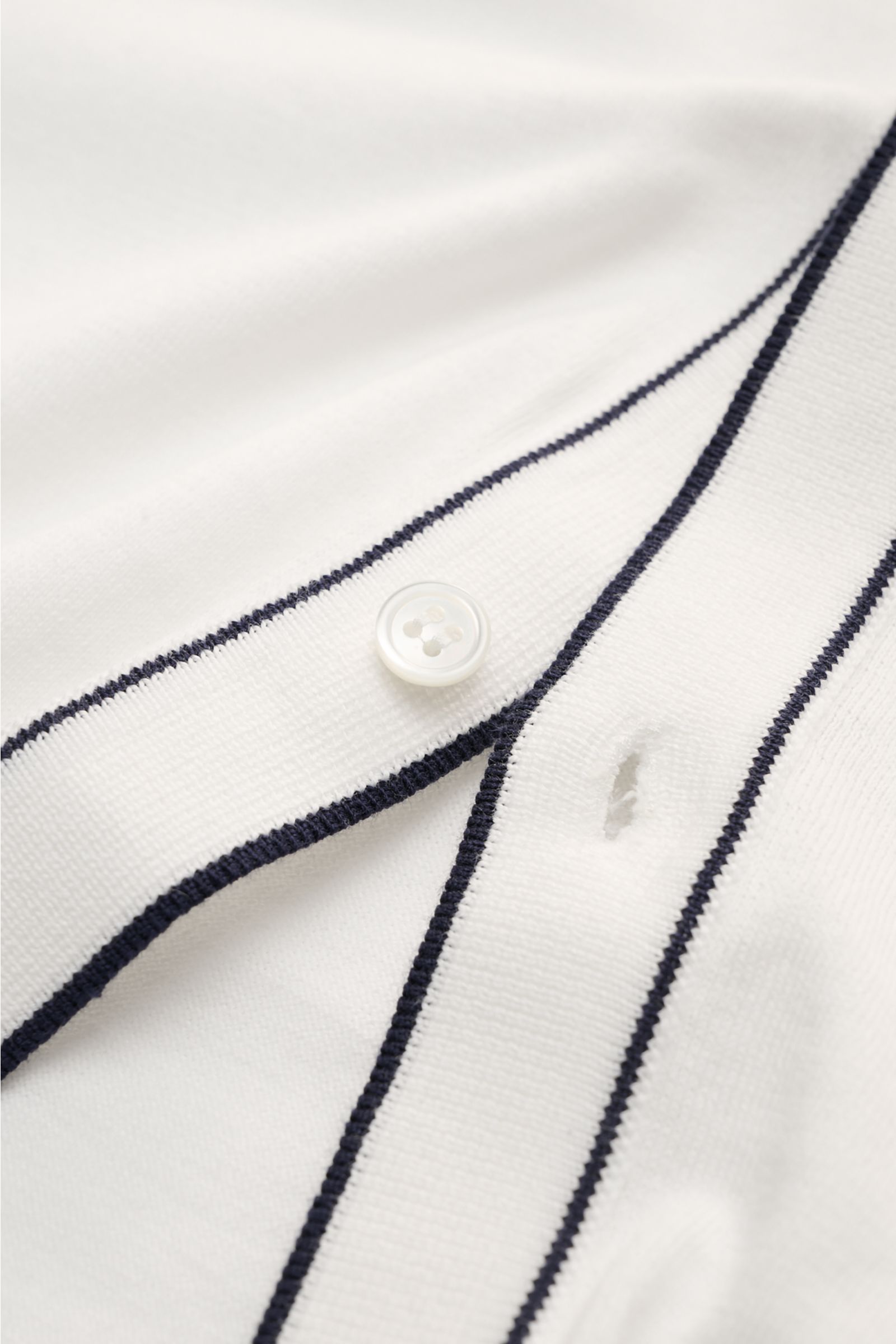 Filippo de Laurentiis Kurzarm-Strickhemd offwhite mit klassischem Polokragen, Kontraststreifen, Knopfleiste und weichem Baumwollstoff, Detail von oben.