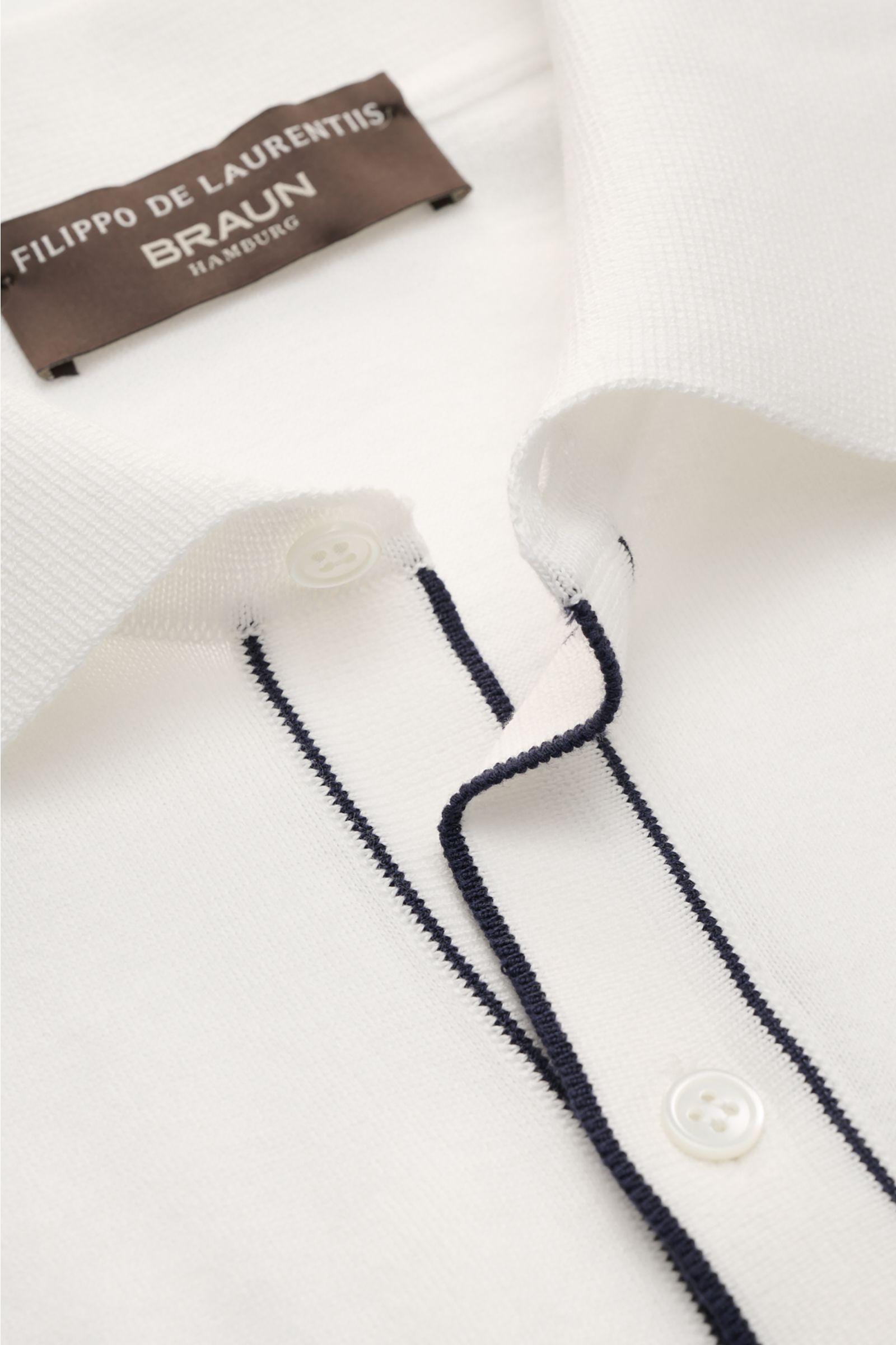 Filippo de Laurentiis Kurzarm-Strickhemd offwhite in Nahaufnahme, Slim Fit, reine Baumwolle, klassischer Polokragen, feine Kontraststreifen.
