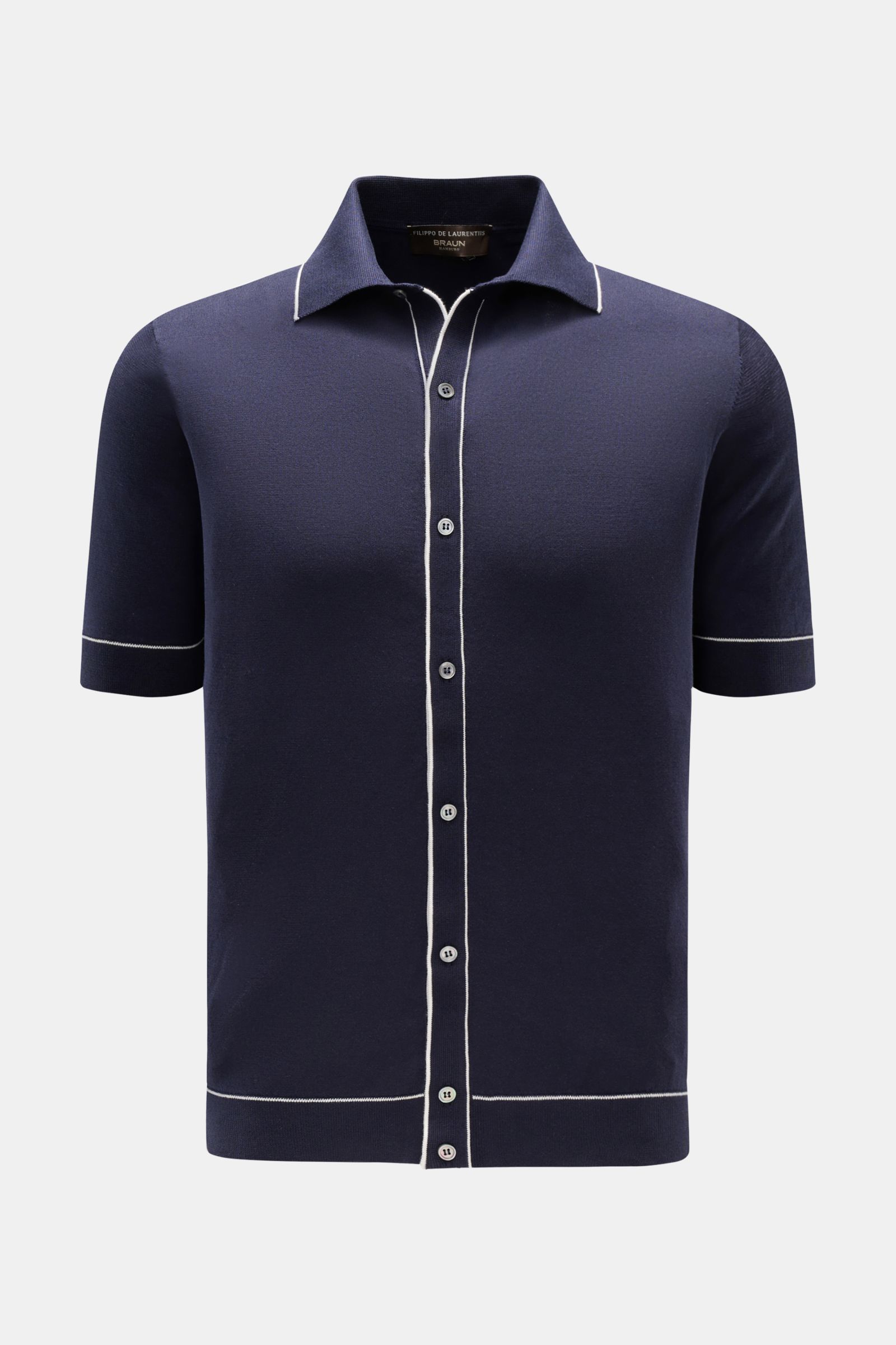 Filippo de Laurentiis Kurzarm-Strickhemd navy, frontal fotografiert, Slim Fit aus reiner Baumwolle mit klassischem Polokragen, Kontraststreifen und Rippbündchen.