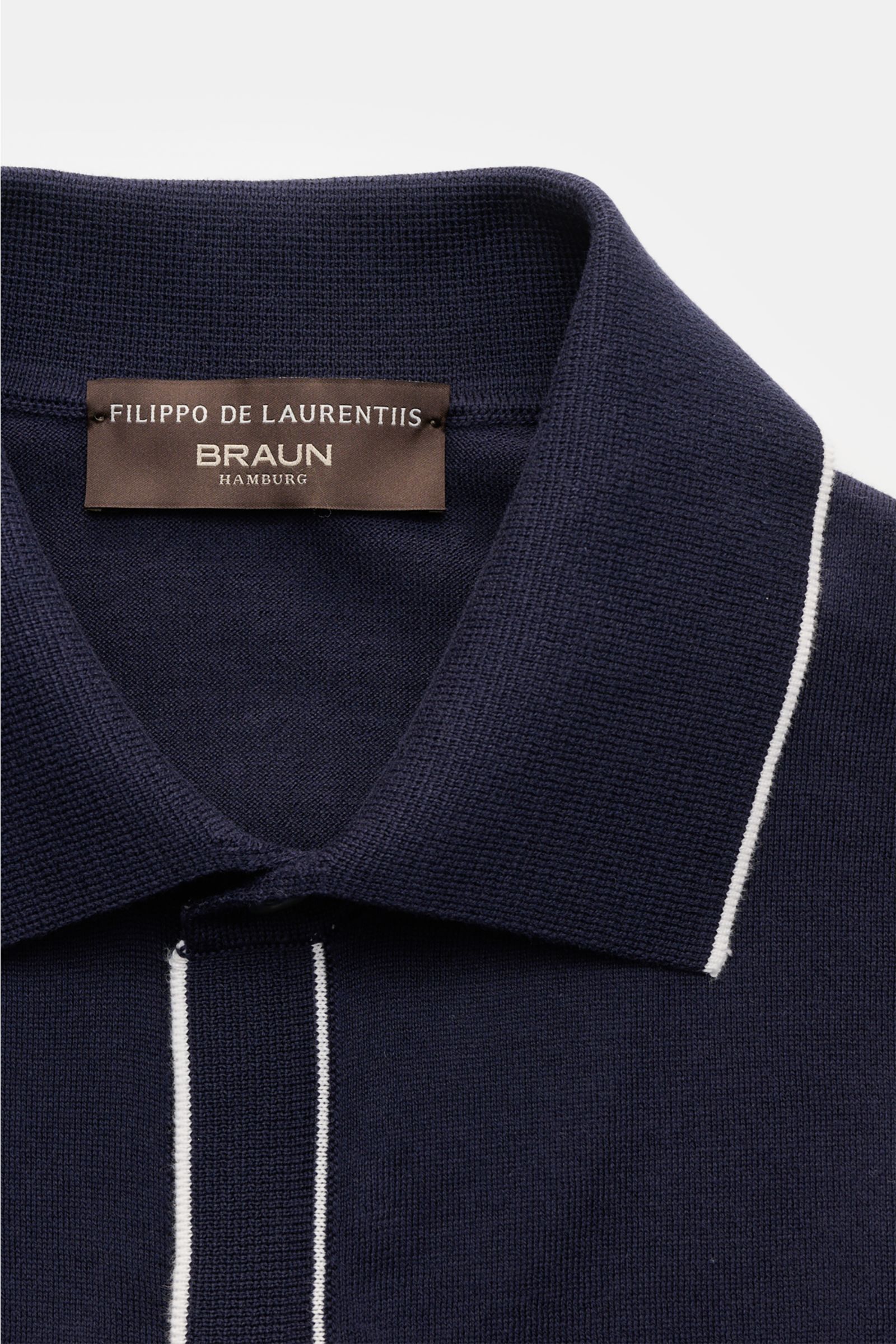 Filippo de Laurentiis Kurzarm-Strickhemd navy in Slim Fit, reine Baumwolle, feines Strickbild, klassischer Polokragen mit weißen Kontraststreifen, Rippbündchen, Detailaufnahme von oben.