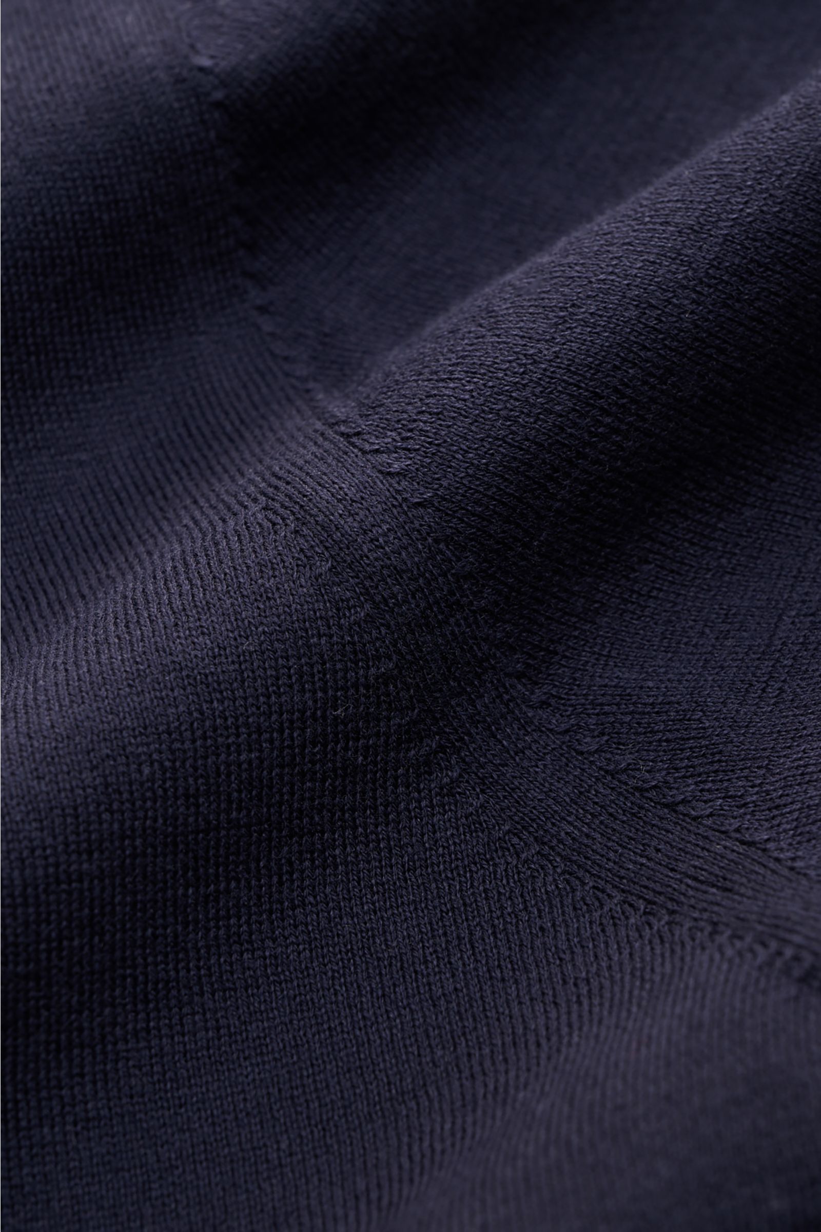 Filippo de Laurentiis Kurzarm-Strickhemd navy, Detailaufnahme des feinen Strickbilds und der weichen reine Baumwolle mit Kontraststreifen.