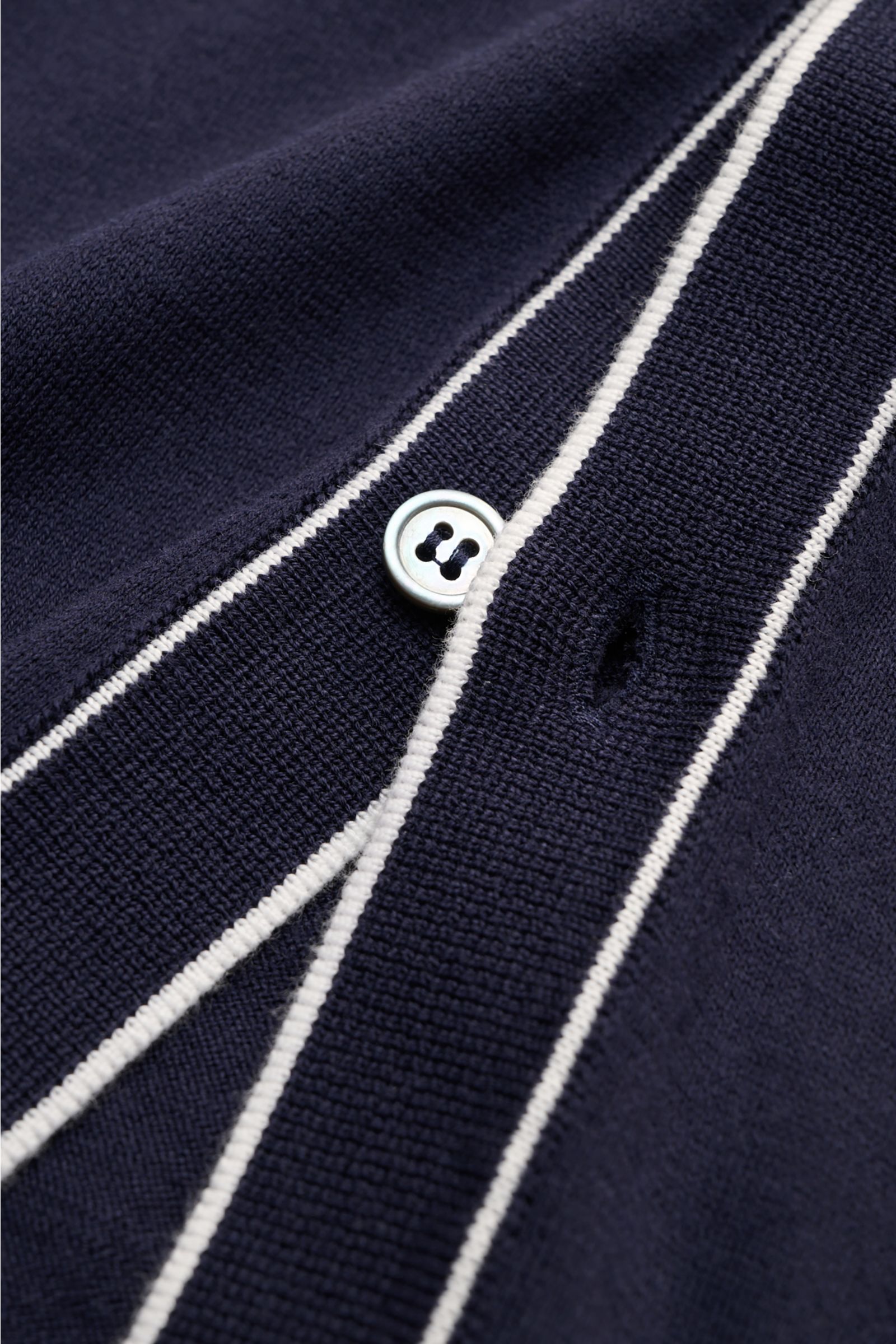 Filippo de Laurentiis Kurzarm-Strickhemd navy aus reiner Baumwolle mit feinen Kontraststreifen, Polokragen, Rippbündchen, Nahaufnahme.