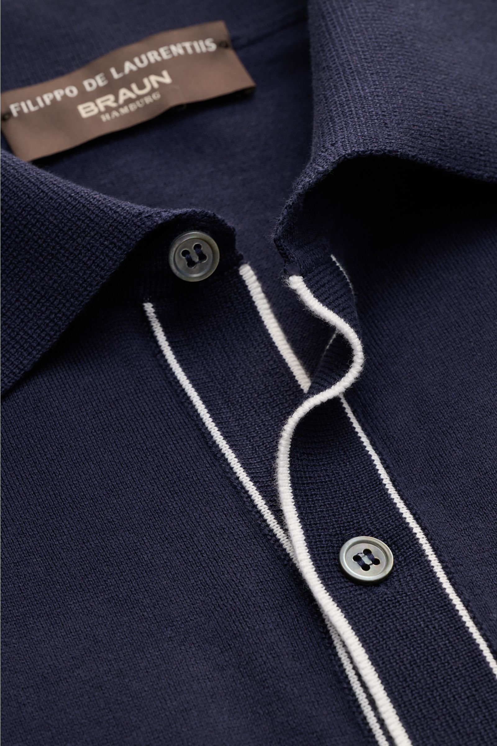 Filippo de Laurentiis Kurzarm-Strickhemd navy in Slim Fit, reine Baumwolle, feines Strickbild, Polokragen, Kontraststreifen, Rippbündchen, Detailansicht.