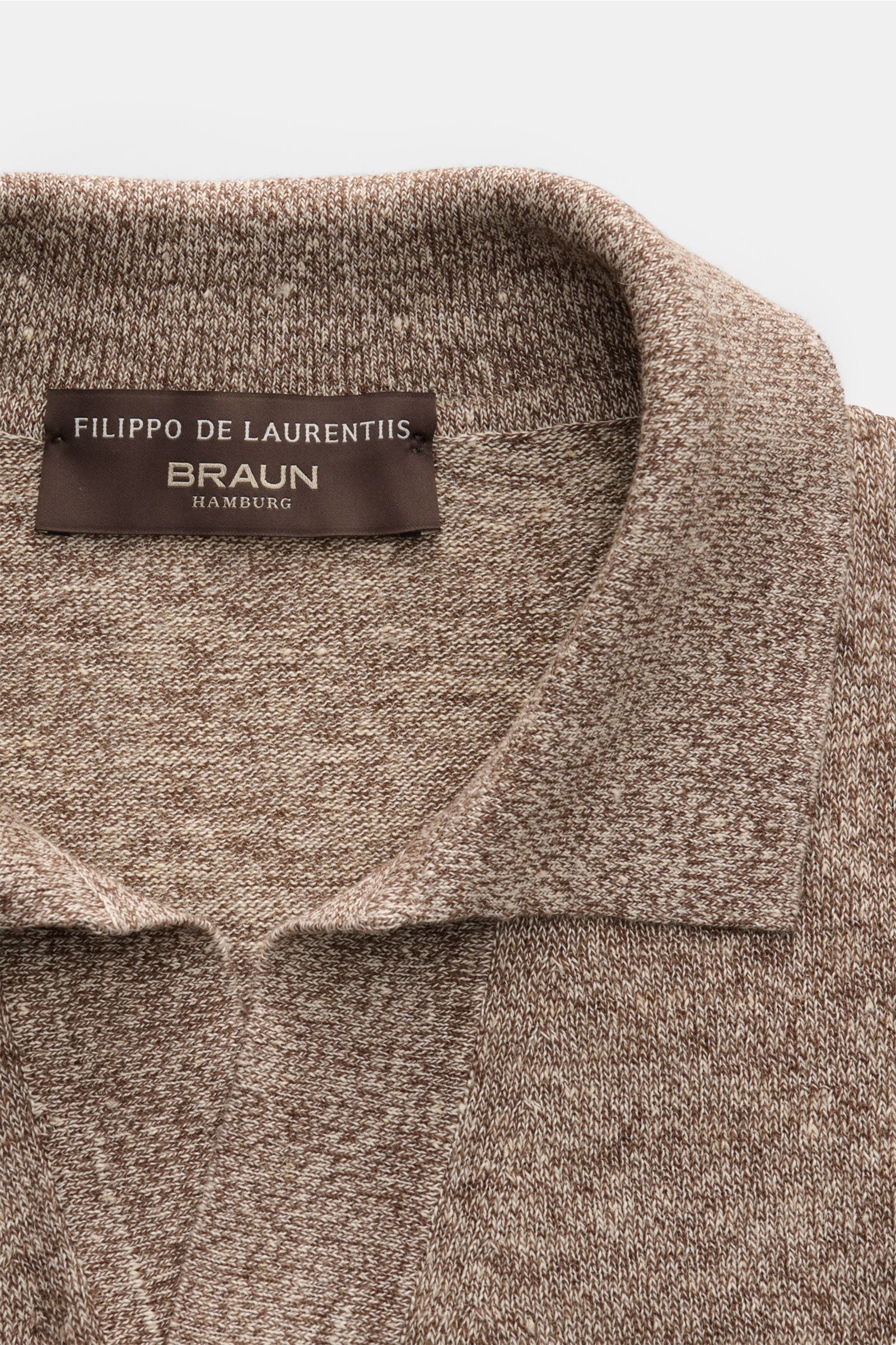 Filippo de Laurentiis Kurzarm-Strickpolo 'Skipper' braun/creme meliert, Nahaufnahme von oben, Leinen-Baumwollmix, weicher Griff, Slim Fit, Polokragen, offene Kragenleiste, Rippbündchen.