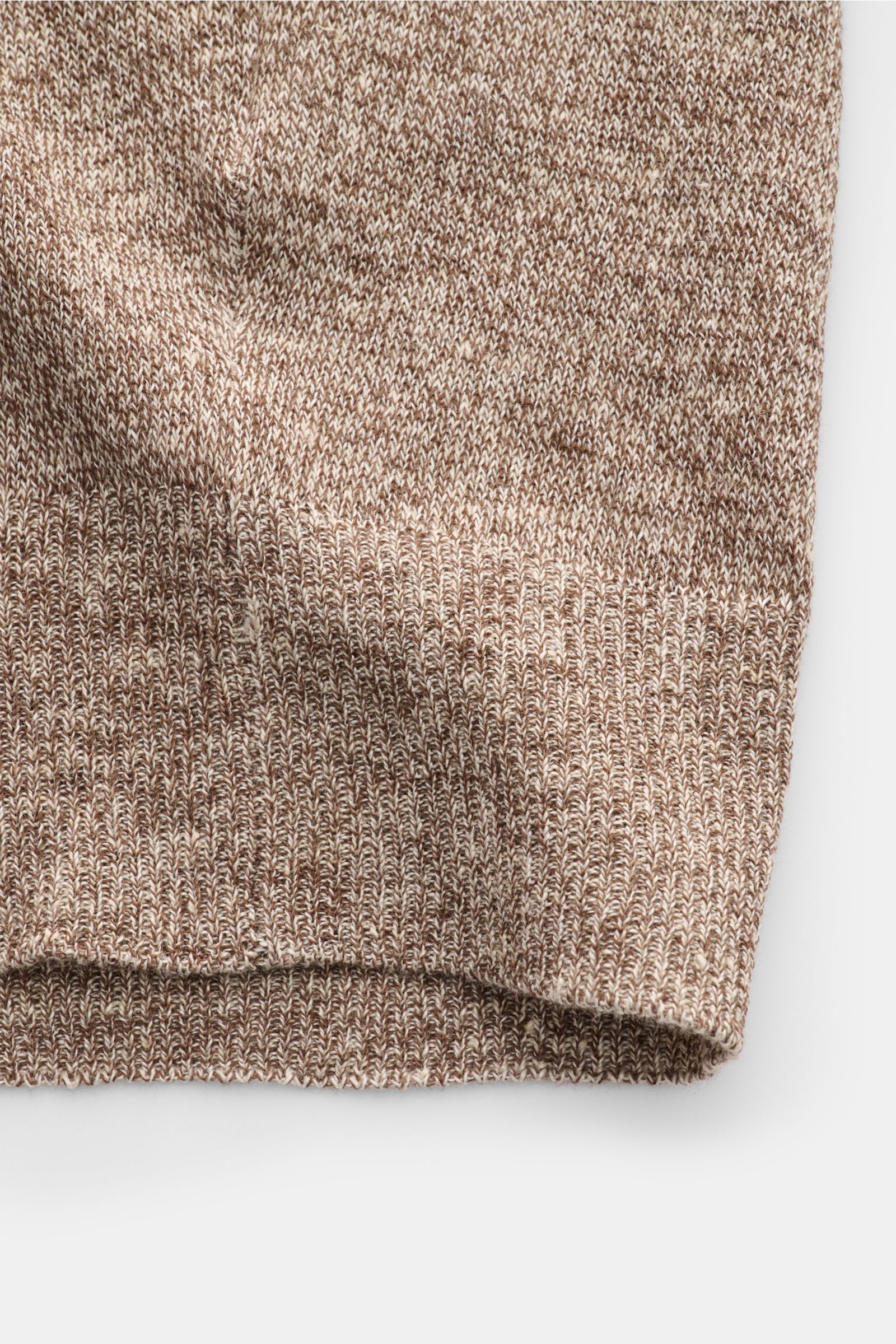 Filippo de Laurentiis Kurzarm-Strickpolo 'Skipper' braun/creme meliert, Detailaufnahme Rippbündchen mit feinem Strickbild, Leinen-Baumwoll-Mix.