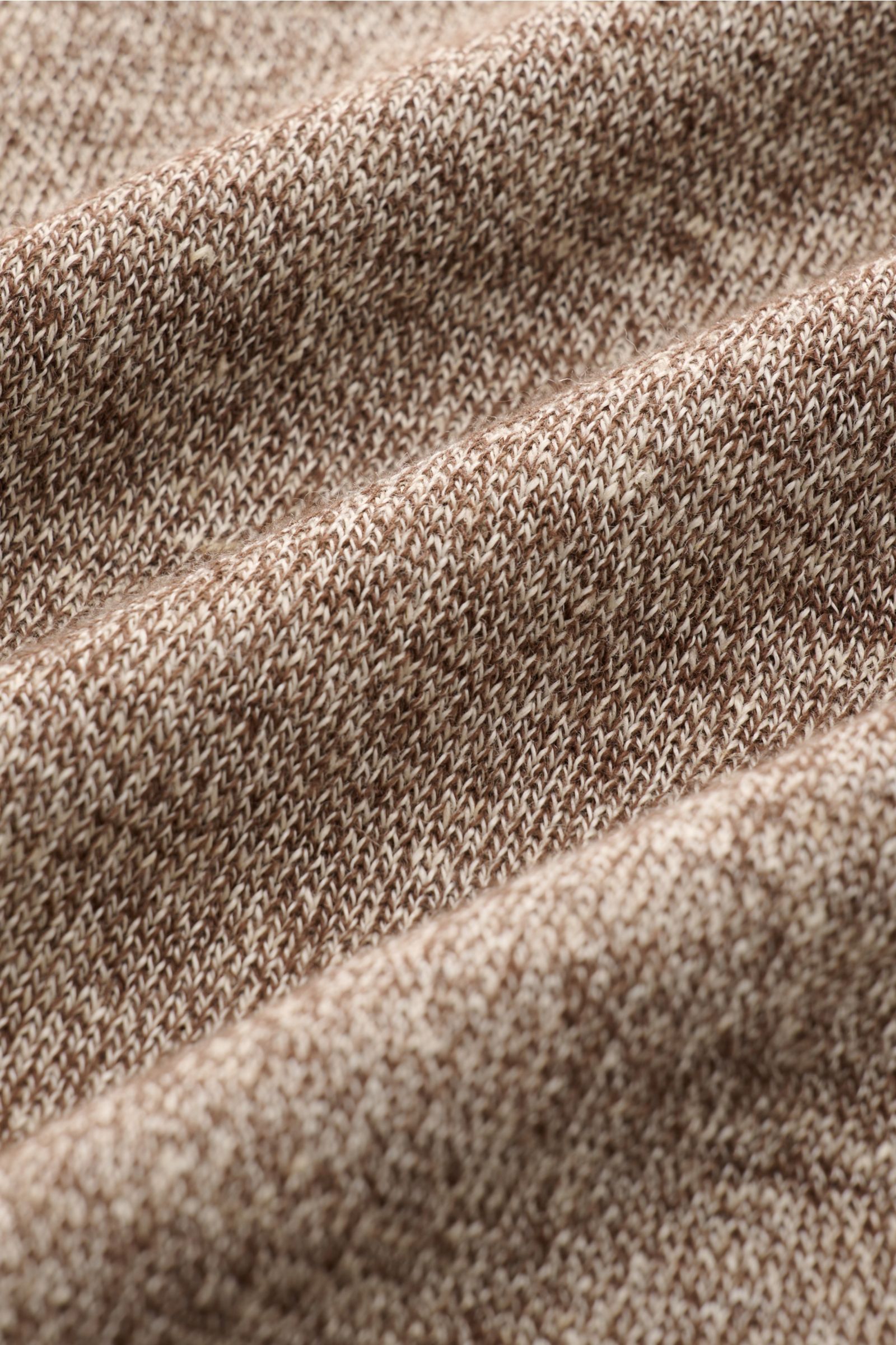 Filippo de Laurentiis Kurzarm-Strickpolo 'Skipper' braun/creme meliert, Detailaufnahme des feinen Strickbilds aus Leinen-Baumwoll-Mix, Slim Fit.