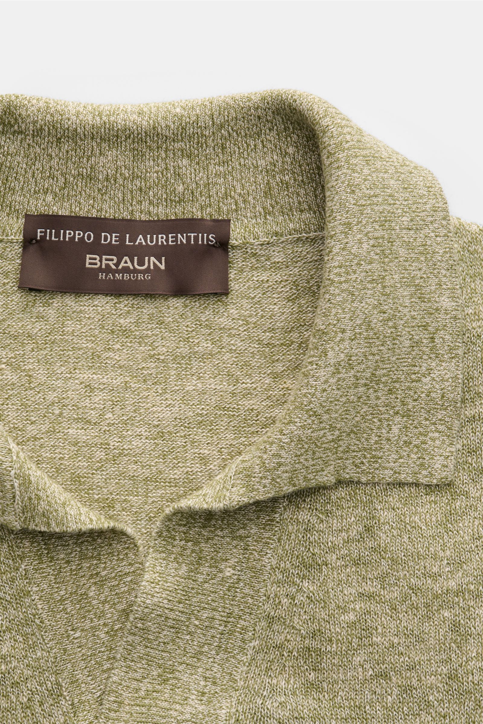 Nahaufnahme aus schräger Draufsicht des Filippo de Laurentiis Kurzarm-Strickpolo 'Skipper' grün/creme meliert mit klassischem Polokragen, offener Kragenleiste, weichem Griff, feinem Strickbild und komfortablen Rippbündchen aus Leinen-Baumwoll-Mix.