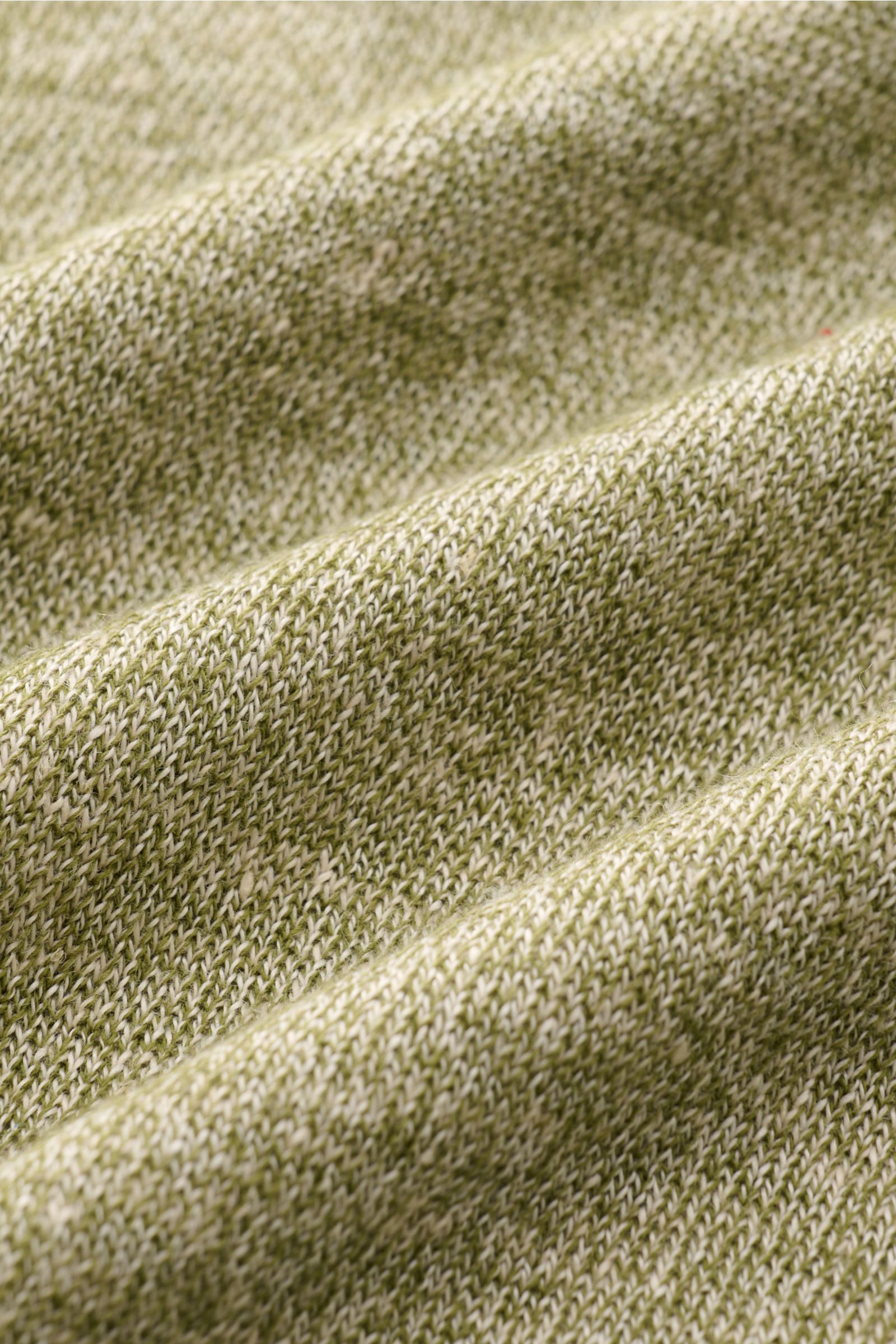 Filippo de Laurentiis Kurzarm-Strickpolo 'Skipper' grün/creme meliert, Detailaufnahme des feinen Strickbilds in Melangeoptik, weicher Griff.