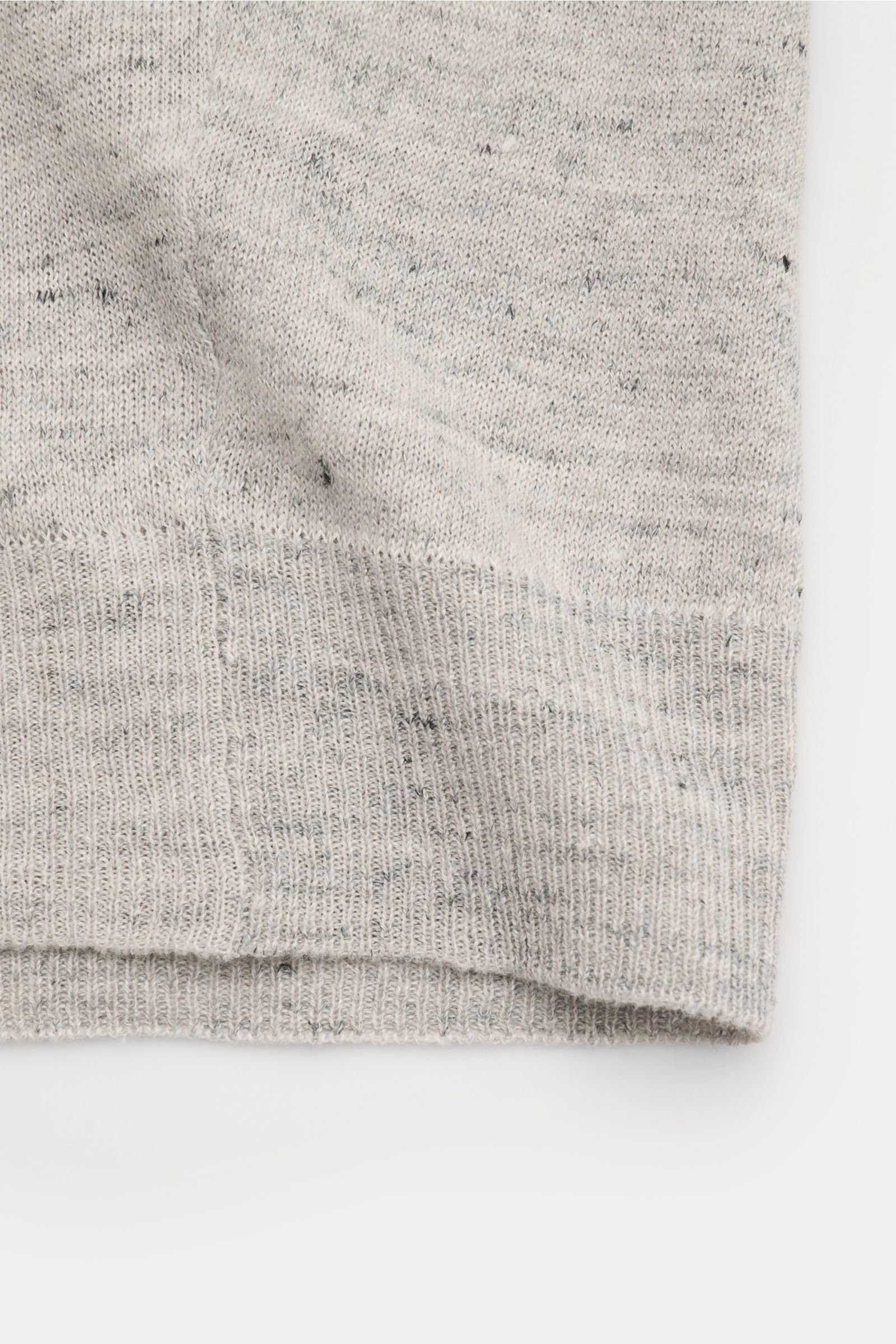 Filippo de Laurentiis Kurzarm-Strickpolo 'Skipper' grau/anthrazit meliert, Slim Fit, aus Leinen-Baumwoll-Mix, feines Strickbild, Rippbündchen, Polokragen, Detailfoto von unten.