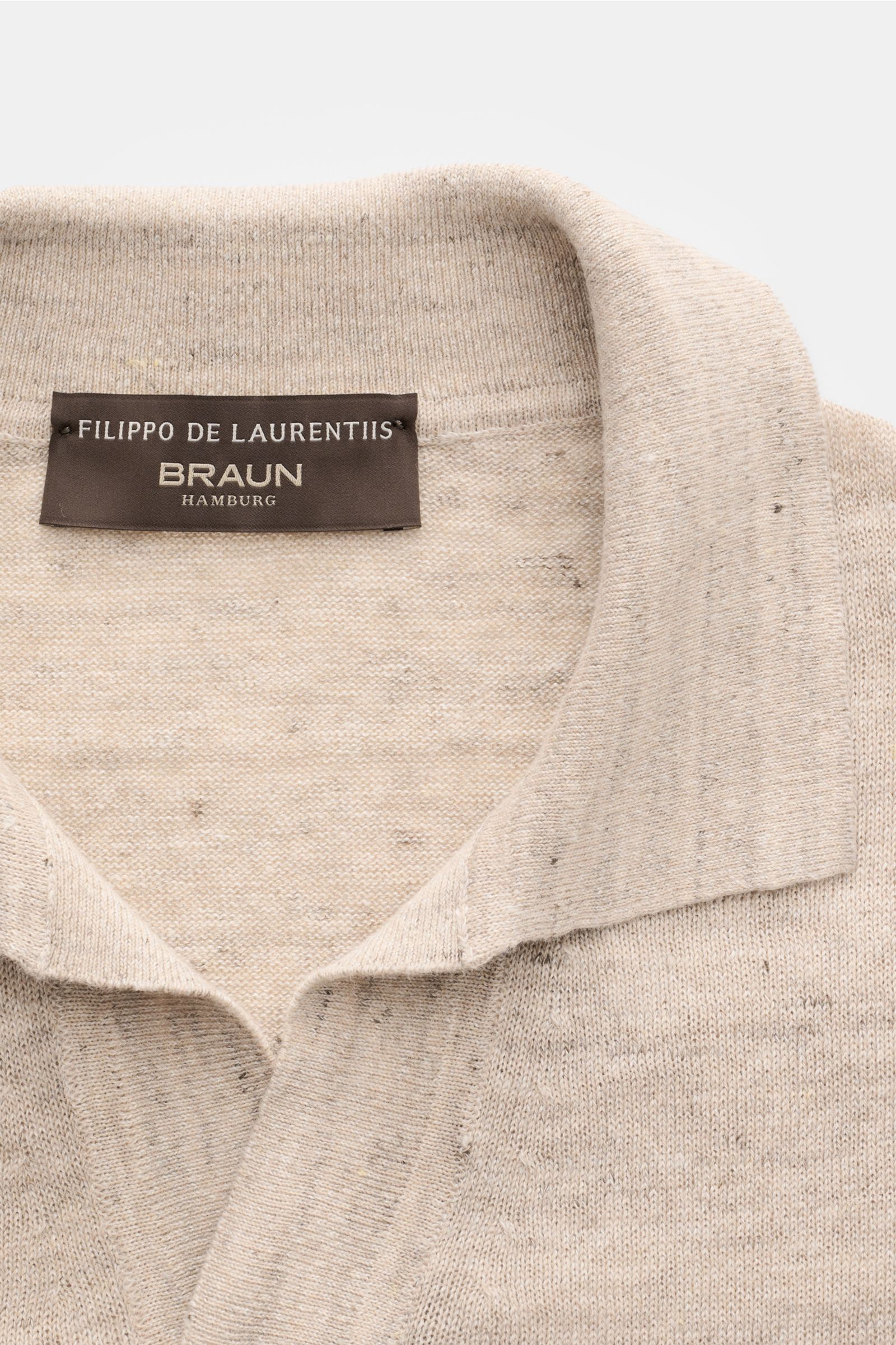 Filippo de Laurentiis Kurzarm-Strickpolo 'Skipper' grau/beige meliert, Detailaufnahme von oben, klassischer Polokragen, offene Kragenleiste, weicher Griff, Leinen-Baumwoll-Mix, Slim Fit, feines Strickbild, komfortable Rippbündchen.