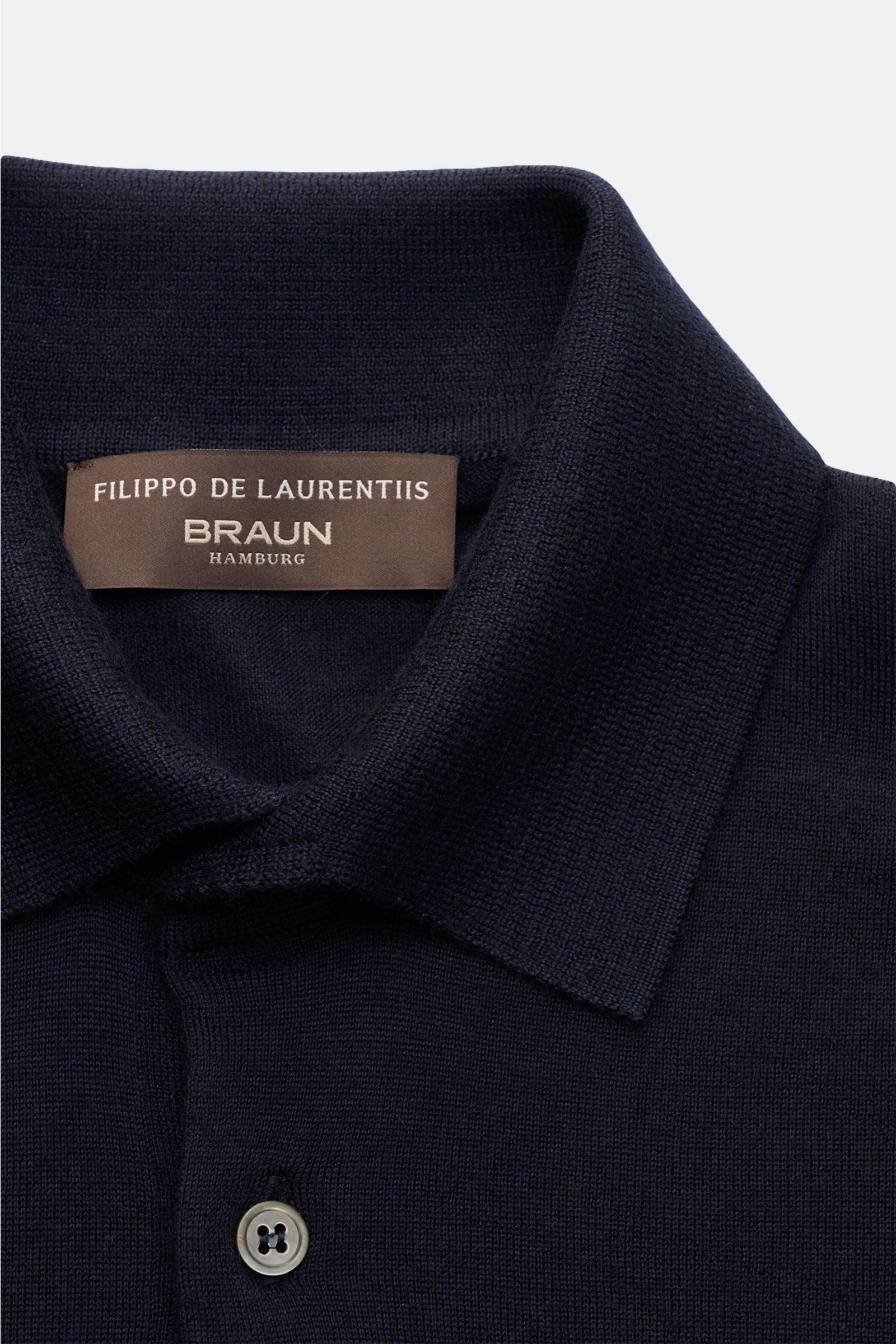 Nahaufnahme des Filippo de Laurentiis Strickpolo navy aus Cashmere-Seiden-Mix mit Slim Fit, Polokragen und Drei-Knopf-Leiste.