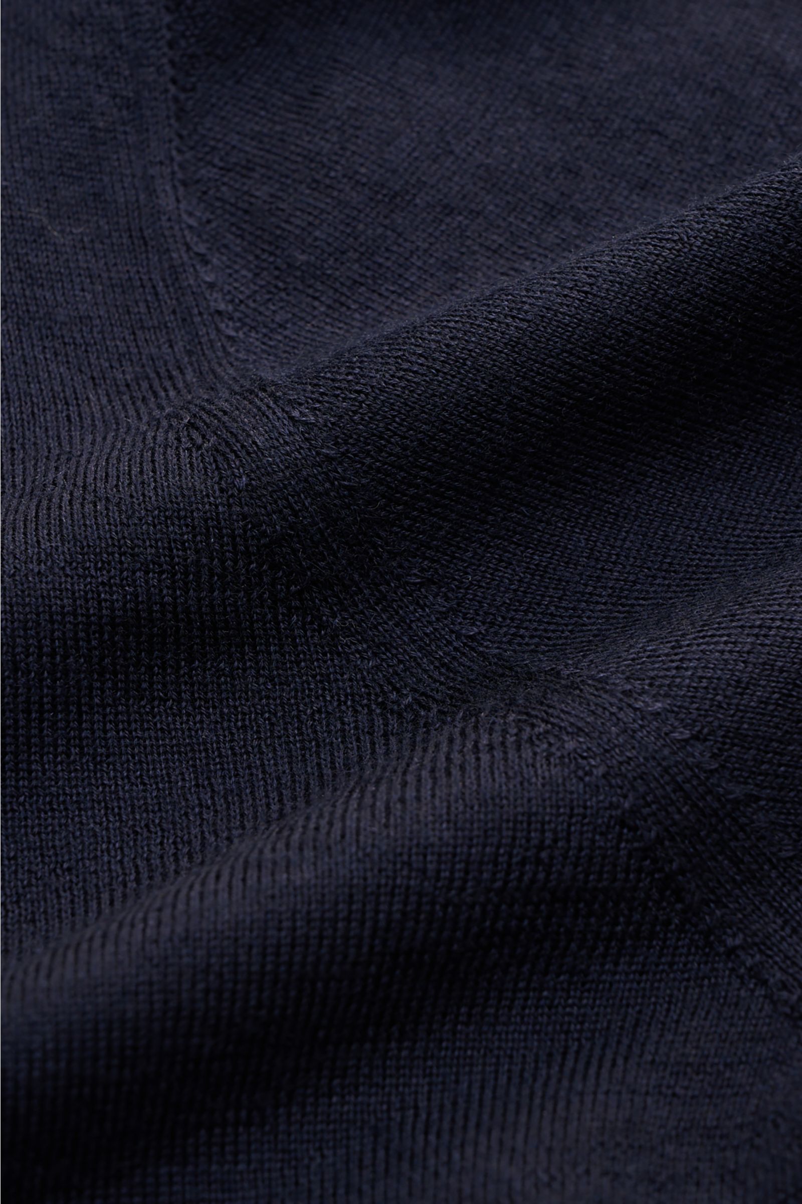 Filippo de Laurentiis Strickpolo navy aus Cashmere-Seiden-Mix, Slim Fit, feines Strickbild, Rippbündchen, Detailaufnahme der Struktur